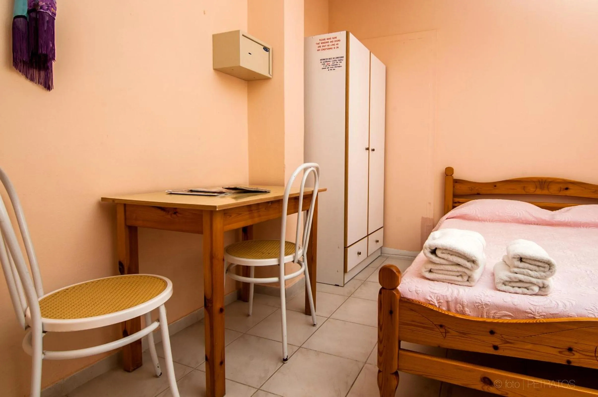 Photo of the whole room, Bed in Paradise Studios