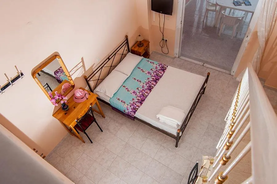 Photo of the whole room, Bed in Paradise Studios