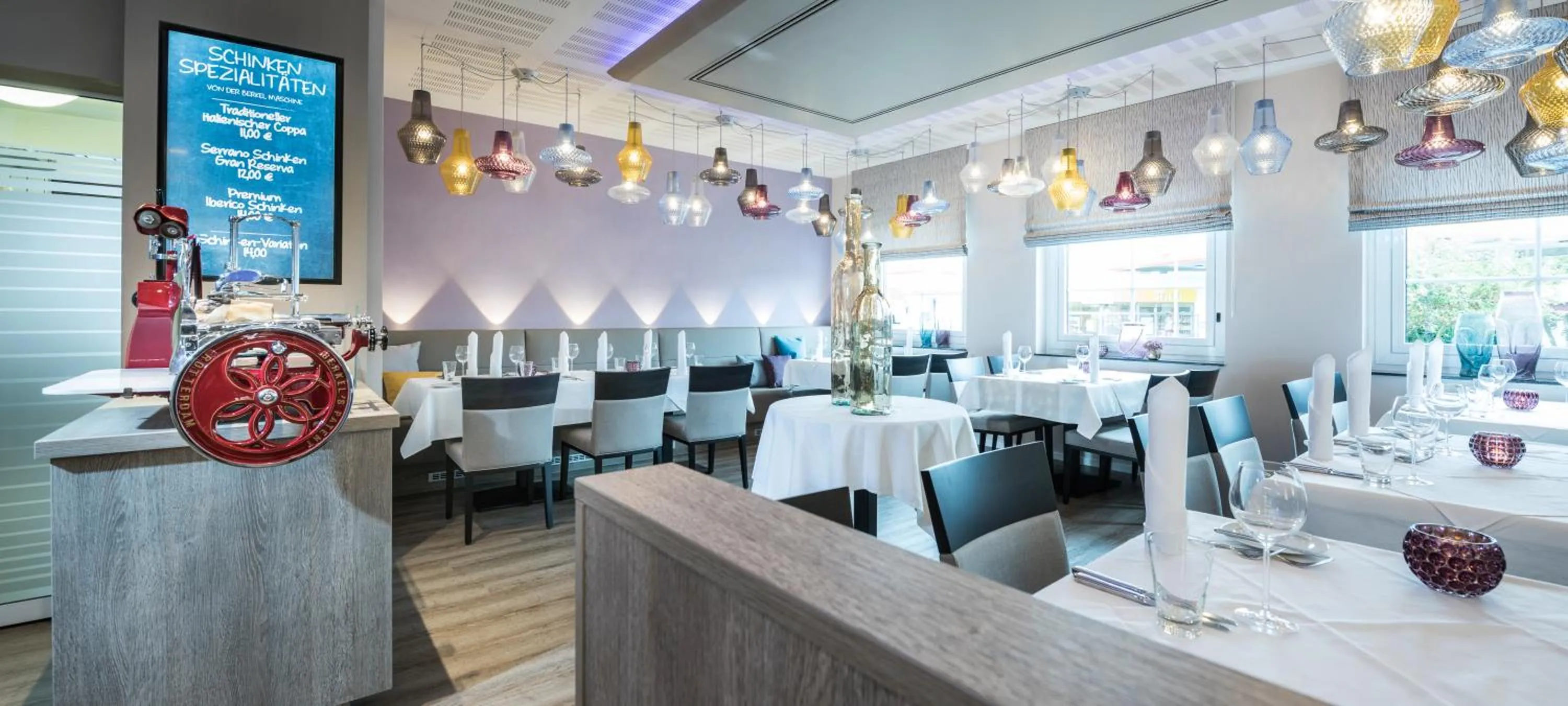 Restaurant/places to eat in Hotel Monika