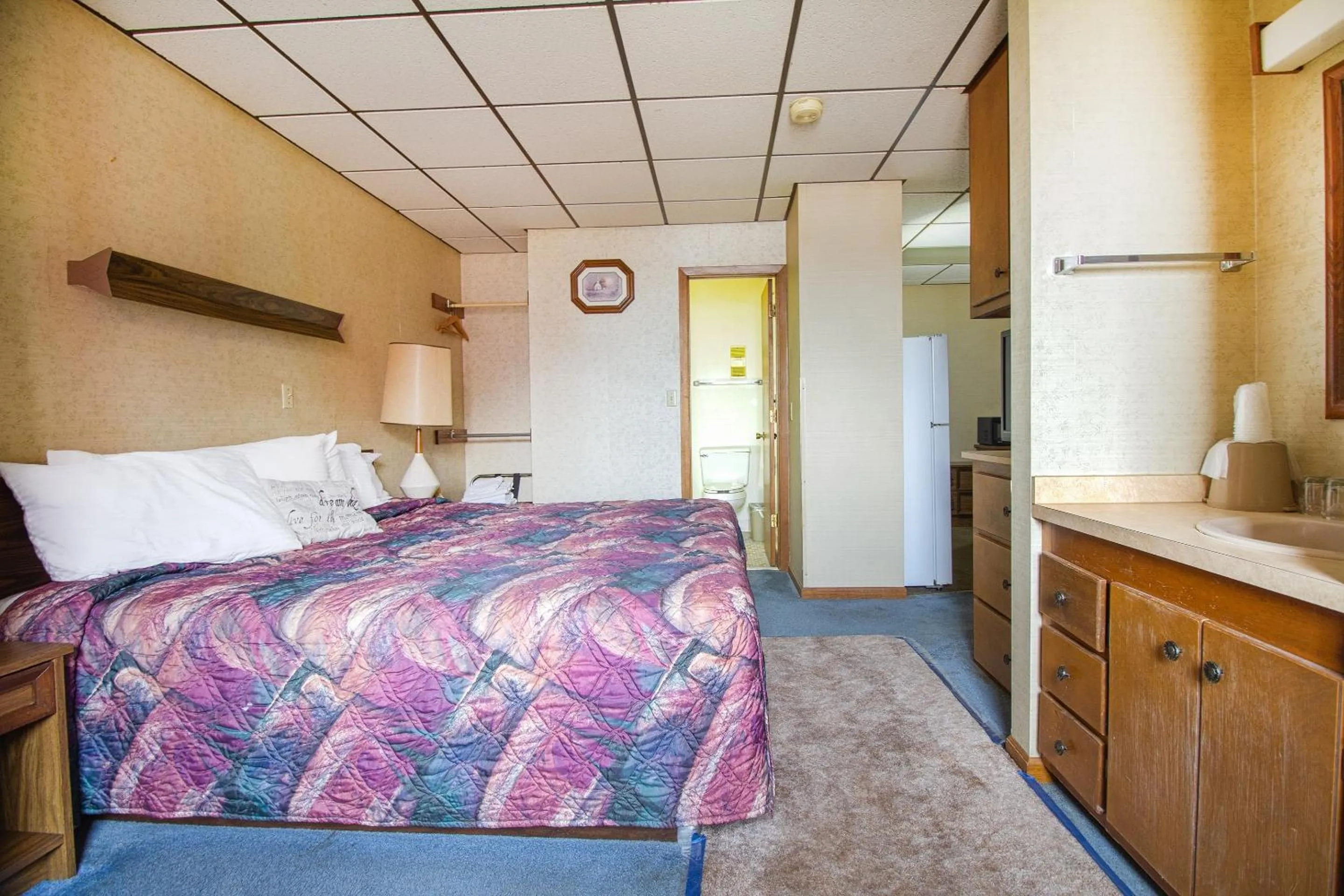 Bedroom, Bed in HomeTown Inn By OYO - Liberal, KS