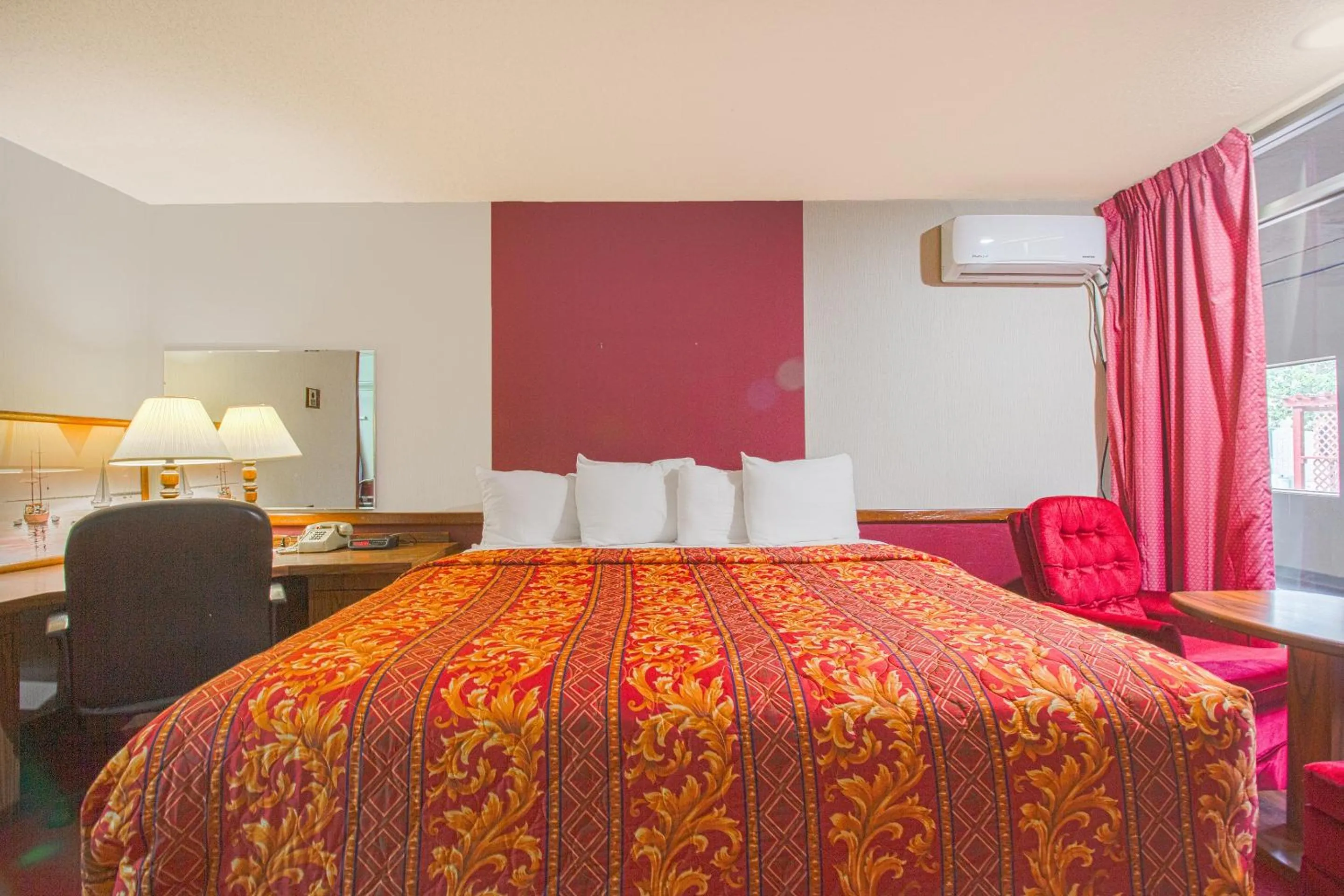 Bedroom, Bed in HomeTown Inn By OYO - Liberal, KS