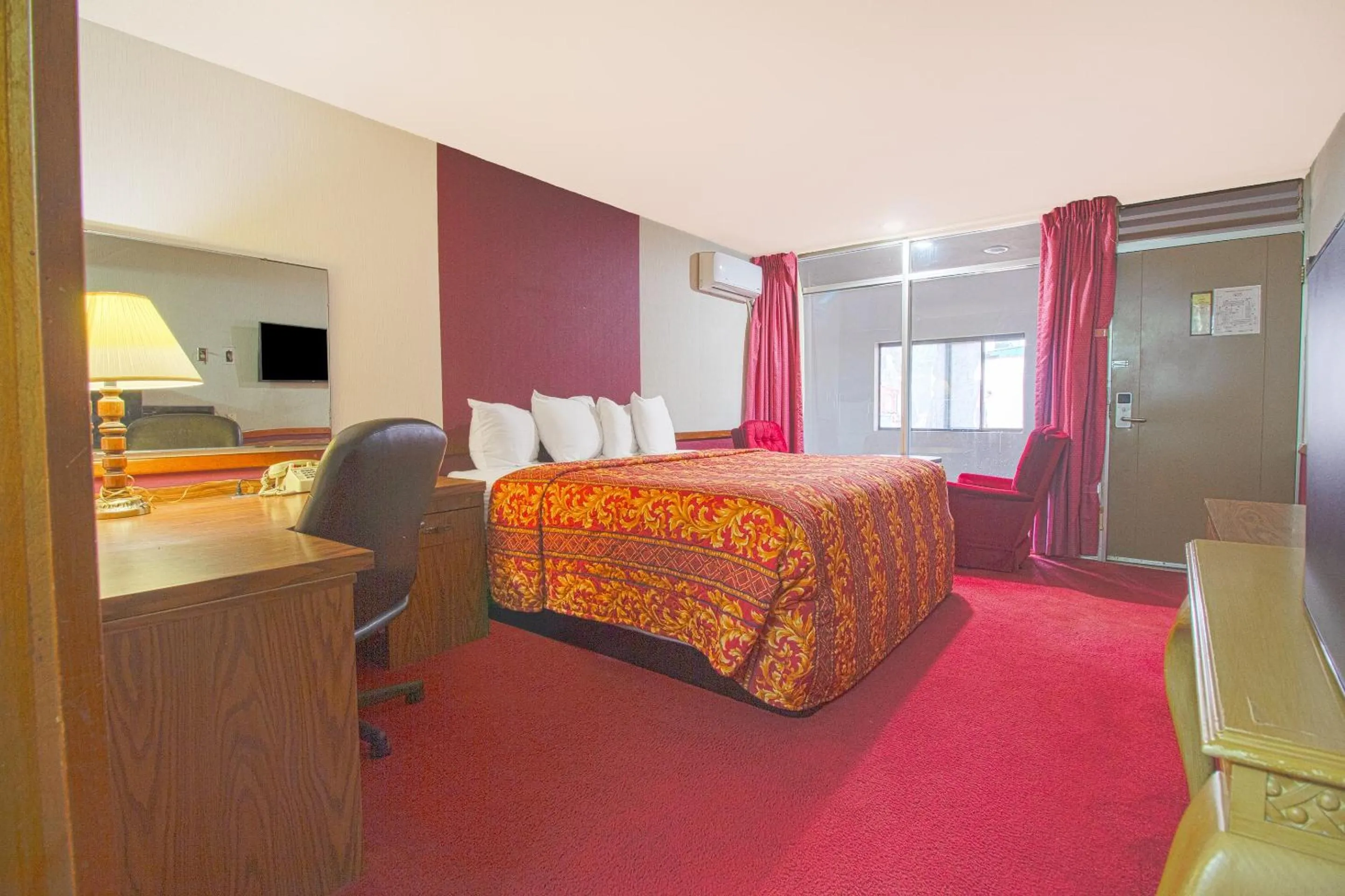 Bedroom, Bed in HomeTown Inn By OYO - Liberal, KS