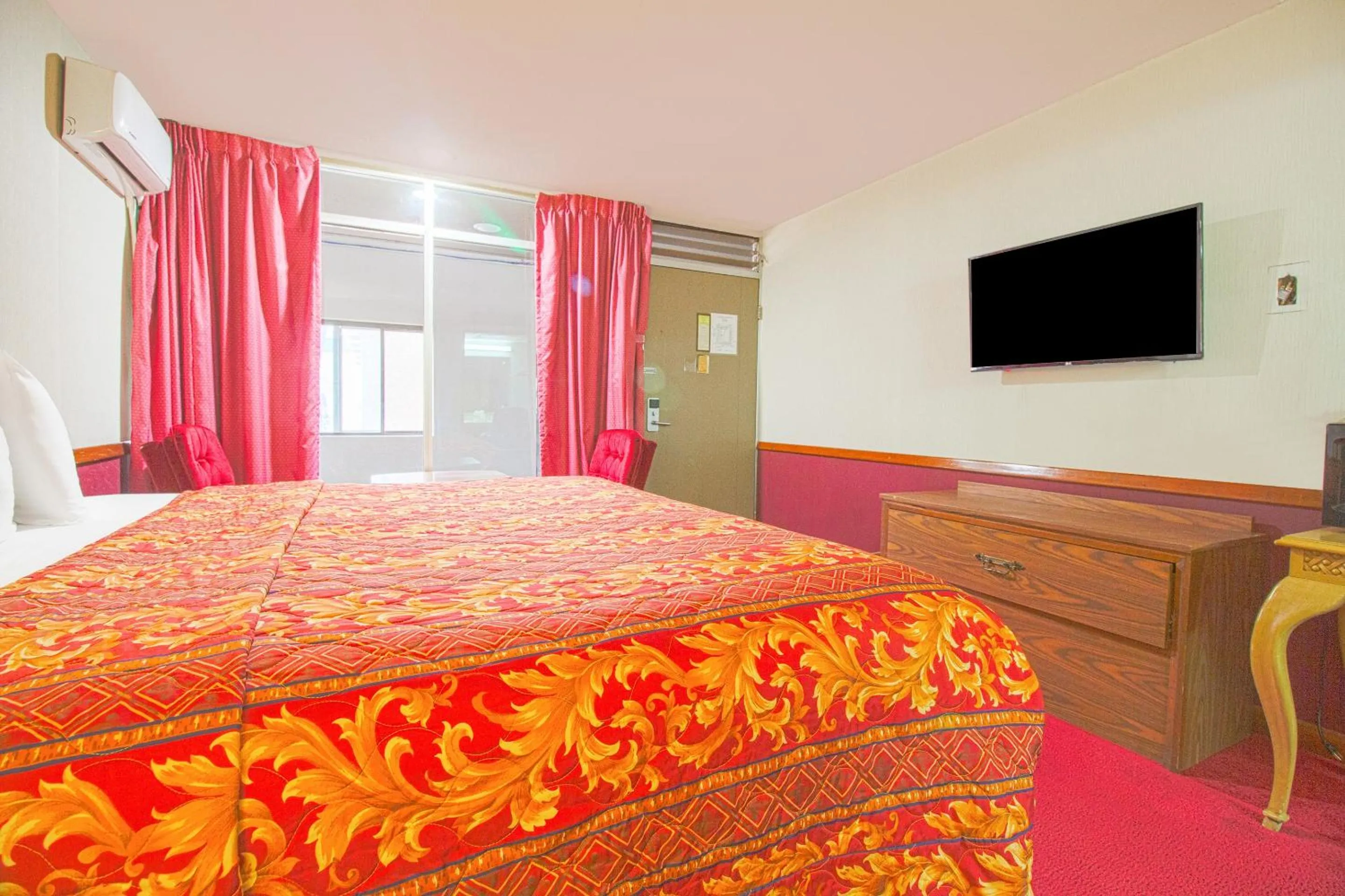 Bedroom, Bed in HomeTown Inn By OYO - Liberal, KS