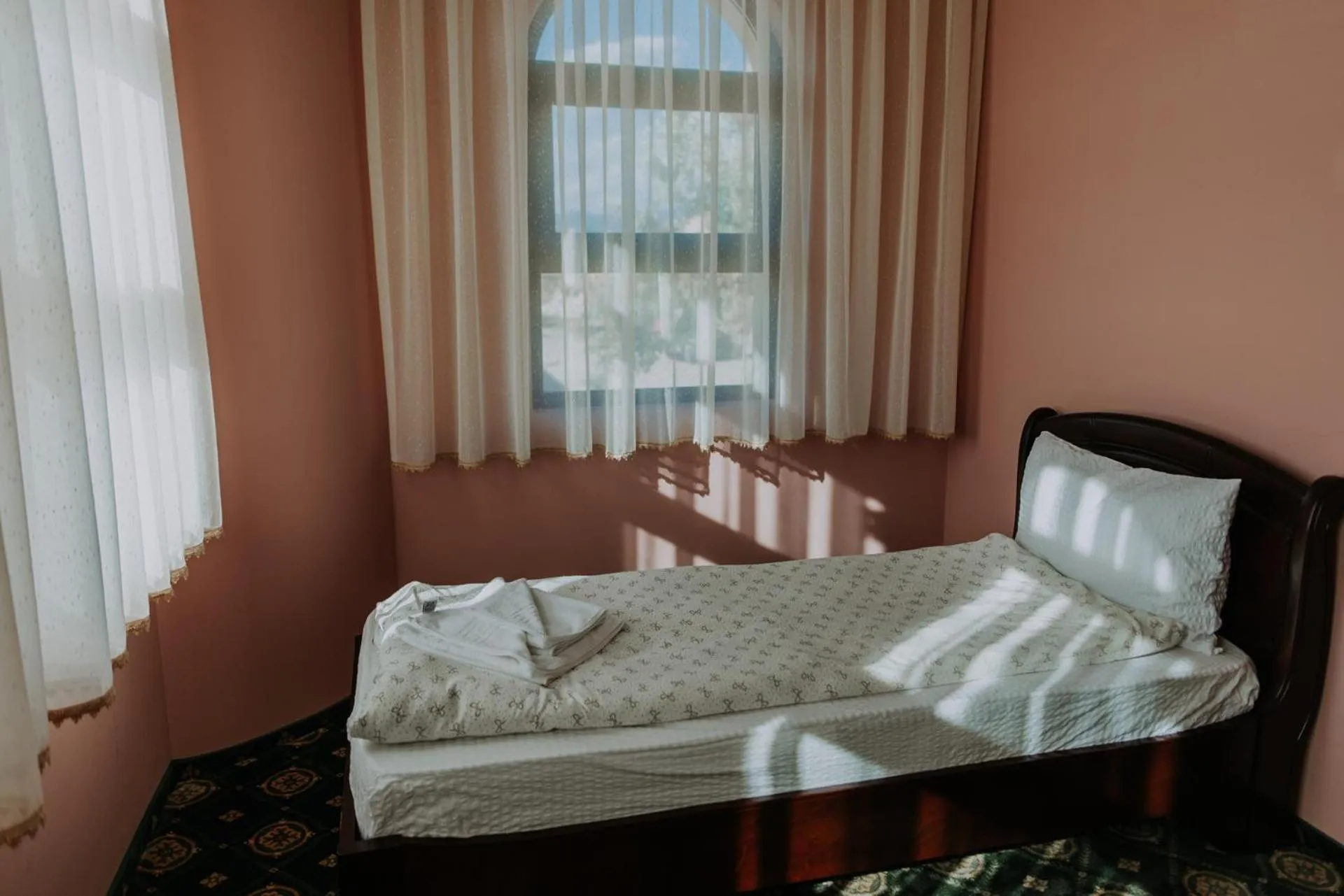 Photo of the whole room, Bed in Regal Beius