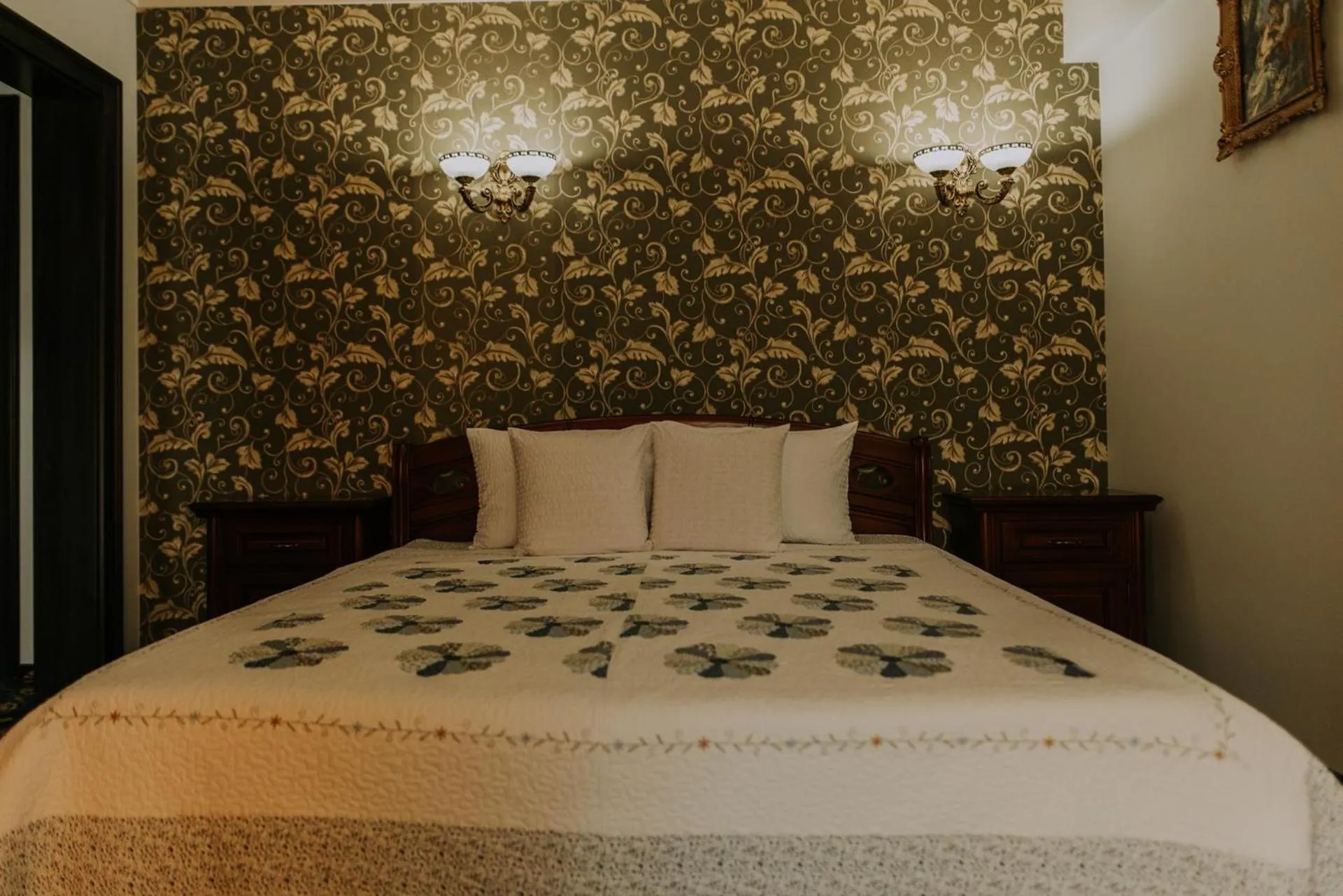 Photo of the whole room, Bed in Regal Beius