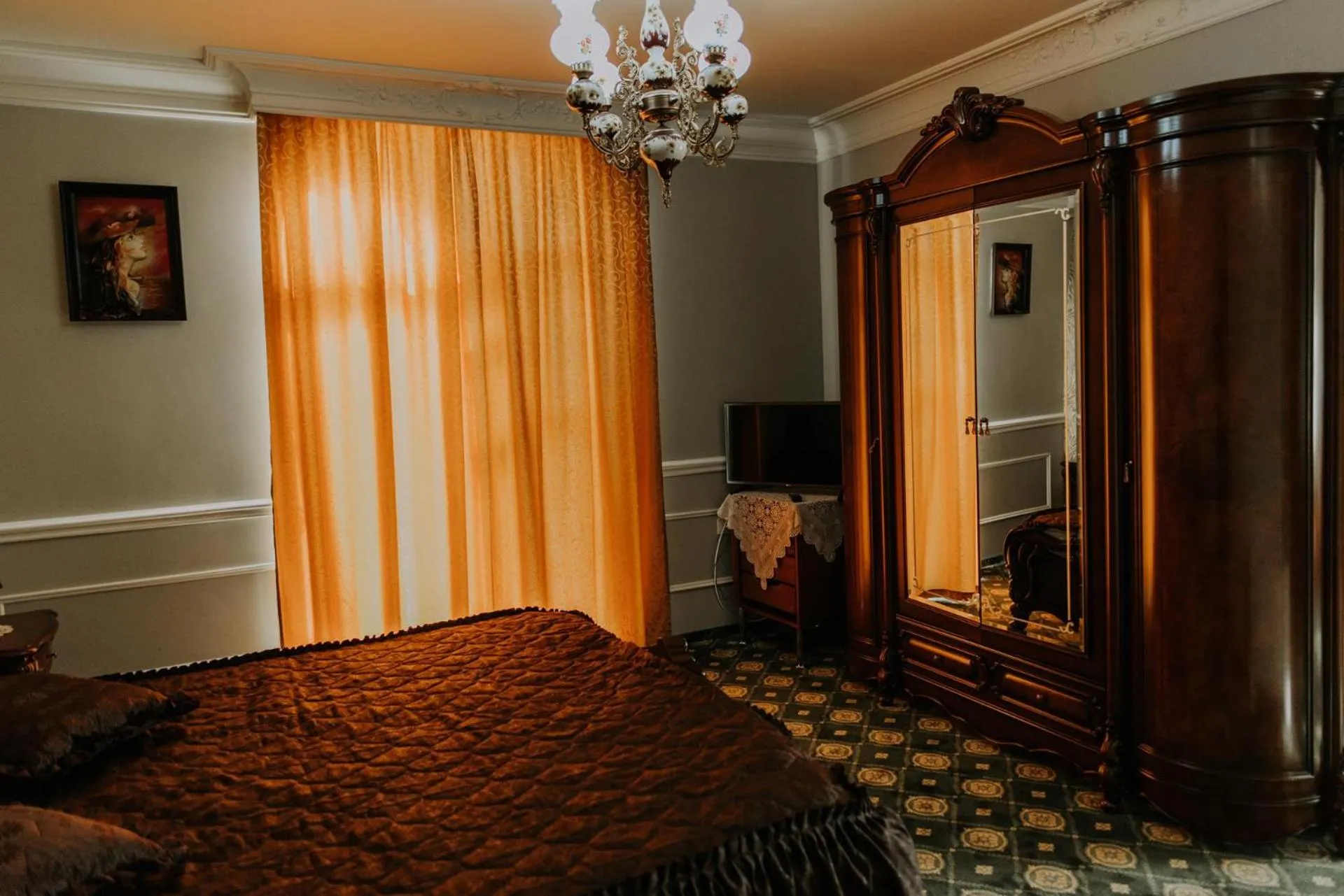 Photo of the whole room, Bed in Regal Beius