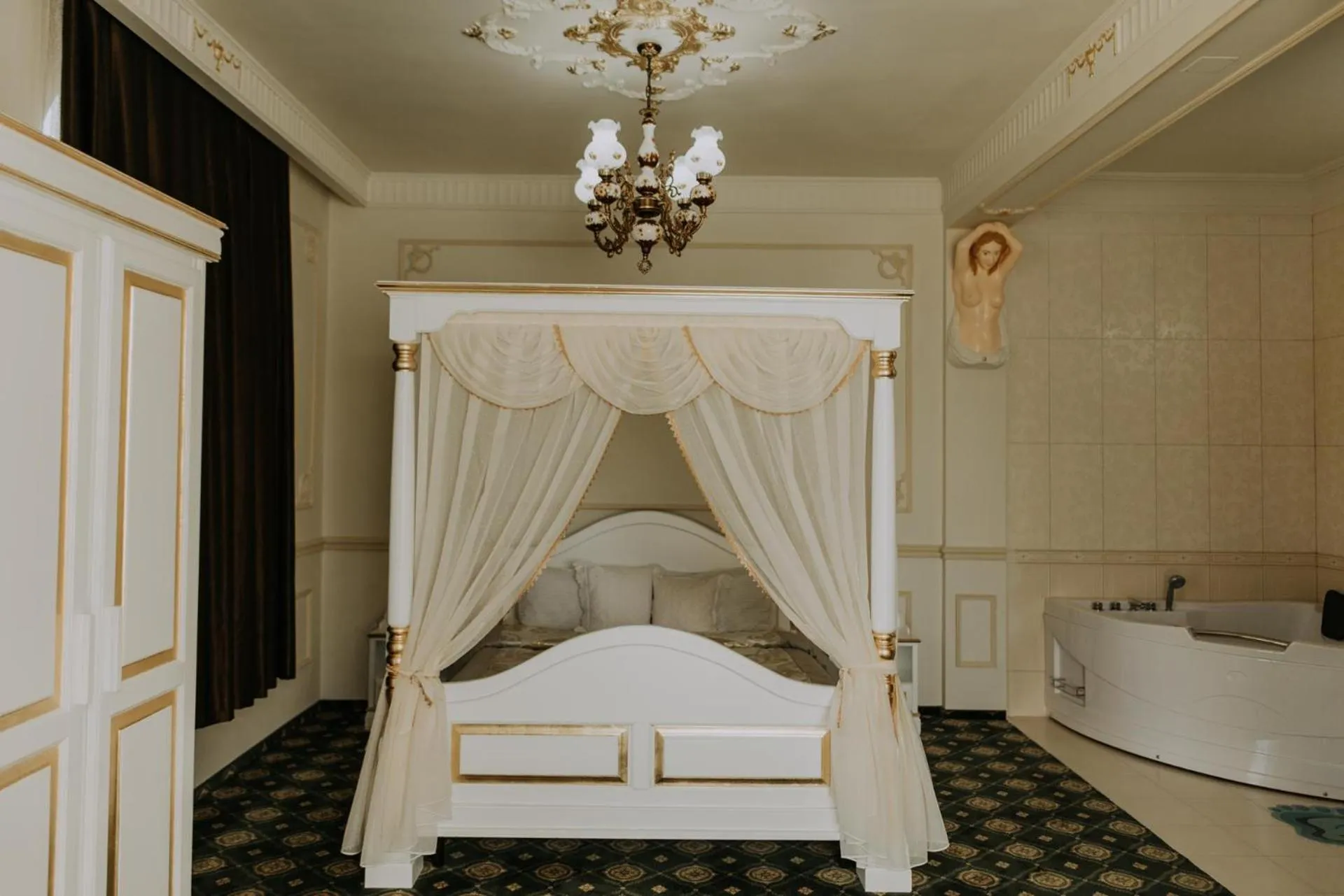Photo of the whole room, Bed in Regal Beius
