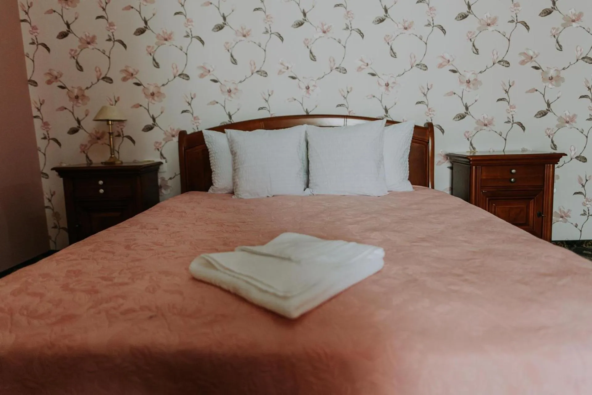 Photo of the whole room, Bed in Regal Beius