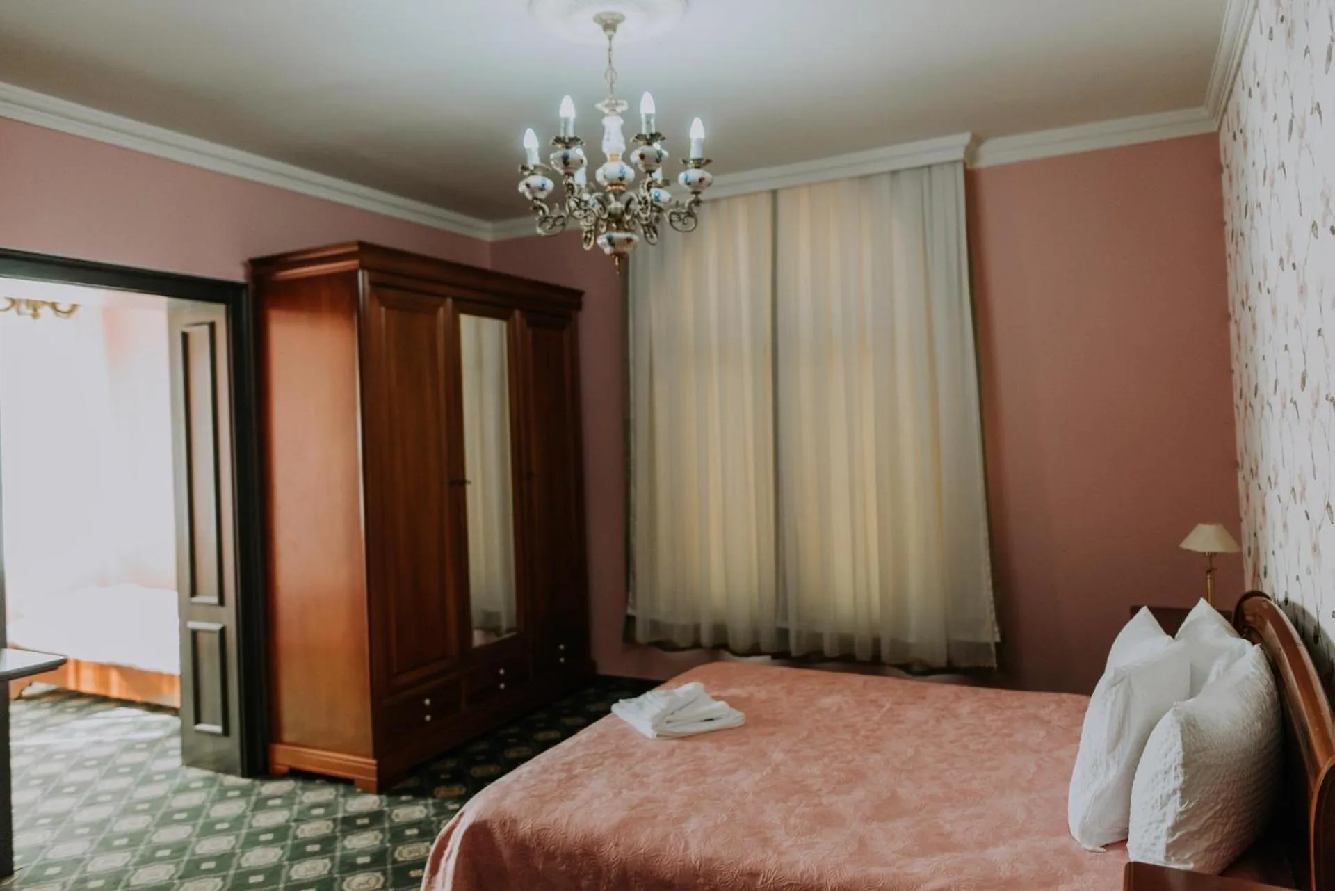 Photo of the whole room, Bed in Regal Beius