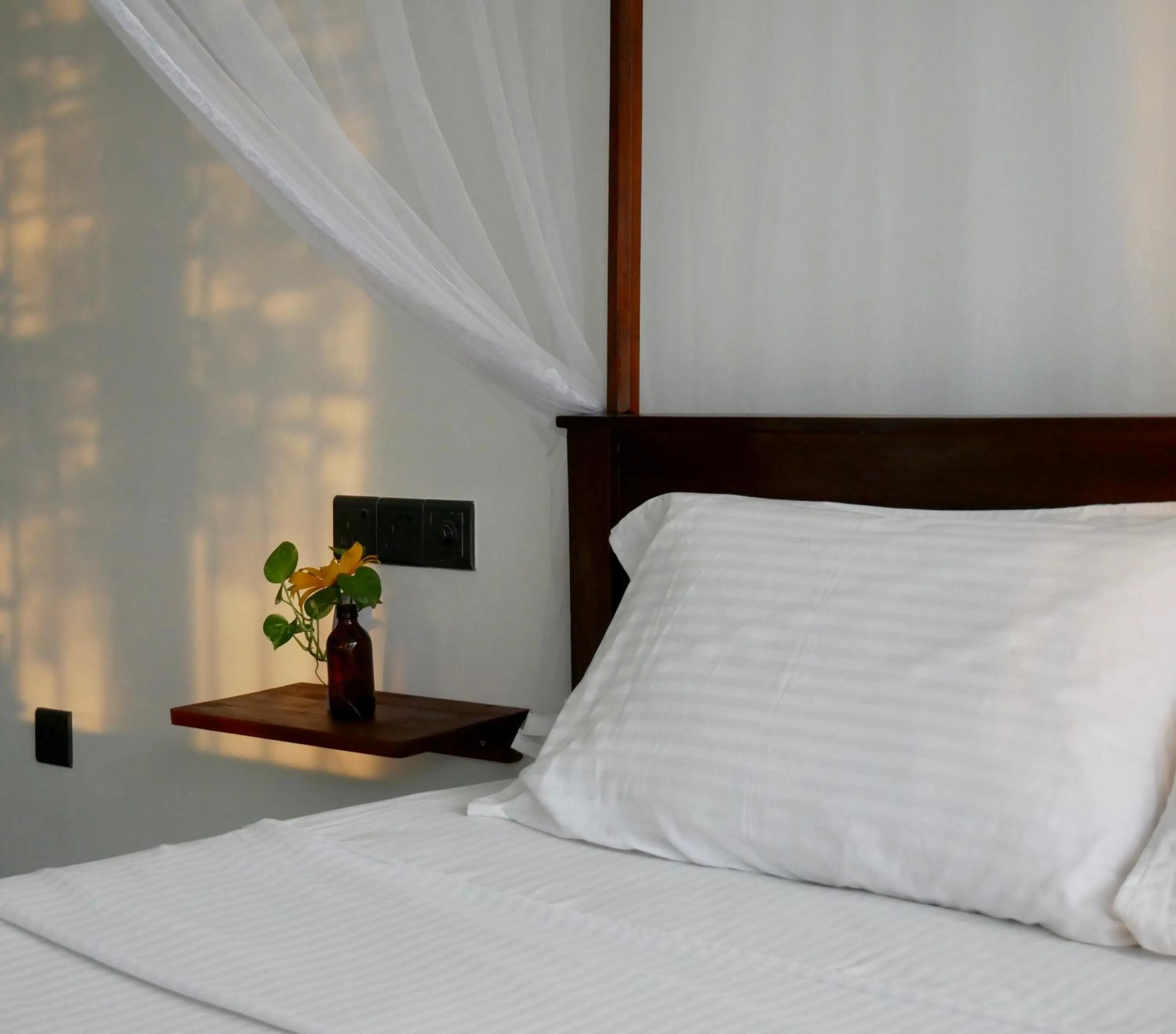 Bedroom, Bed in Sky Mountain Café with seaview