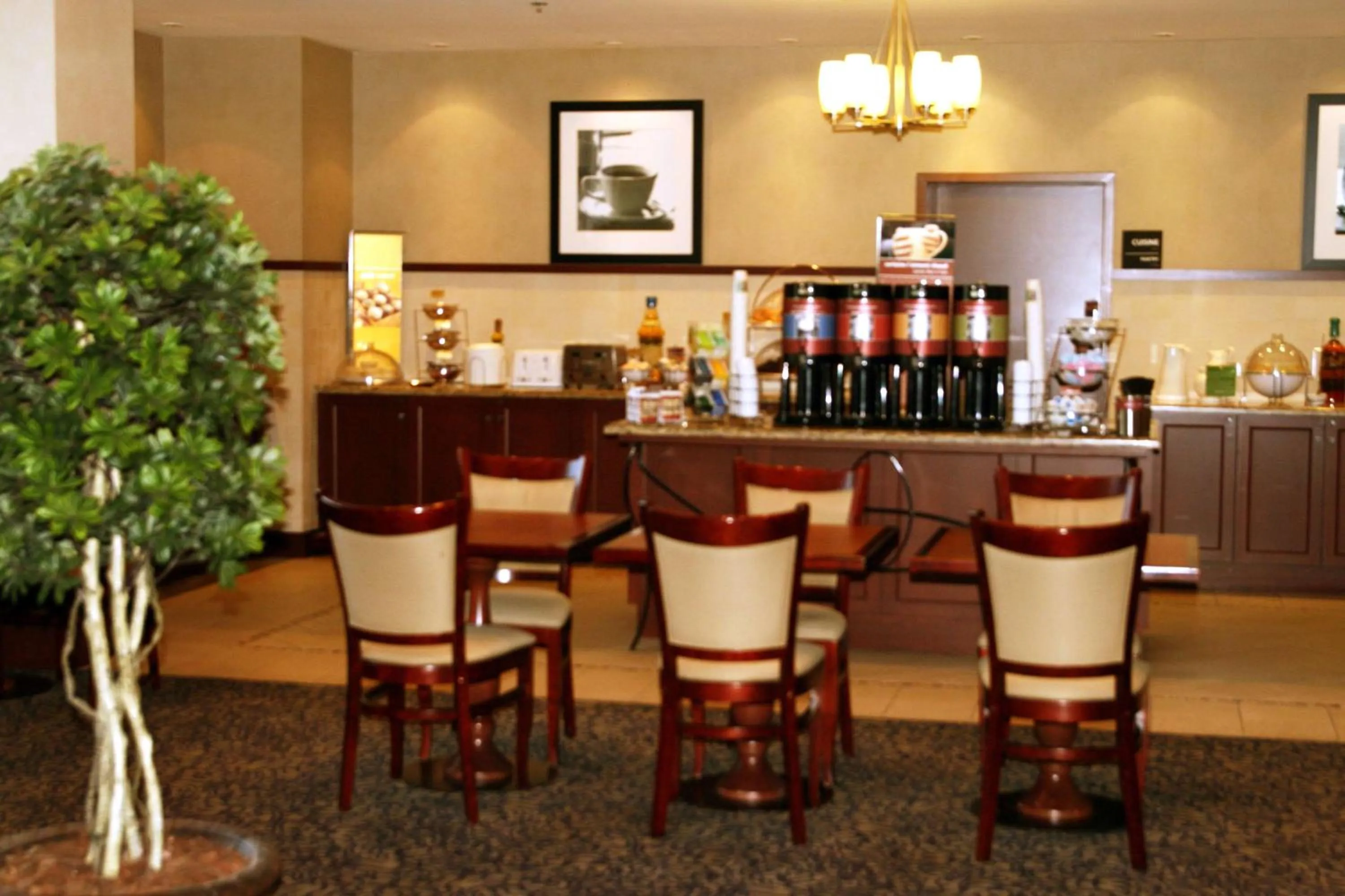Dining area in Hampton Inn & Suites Laval