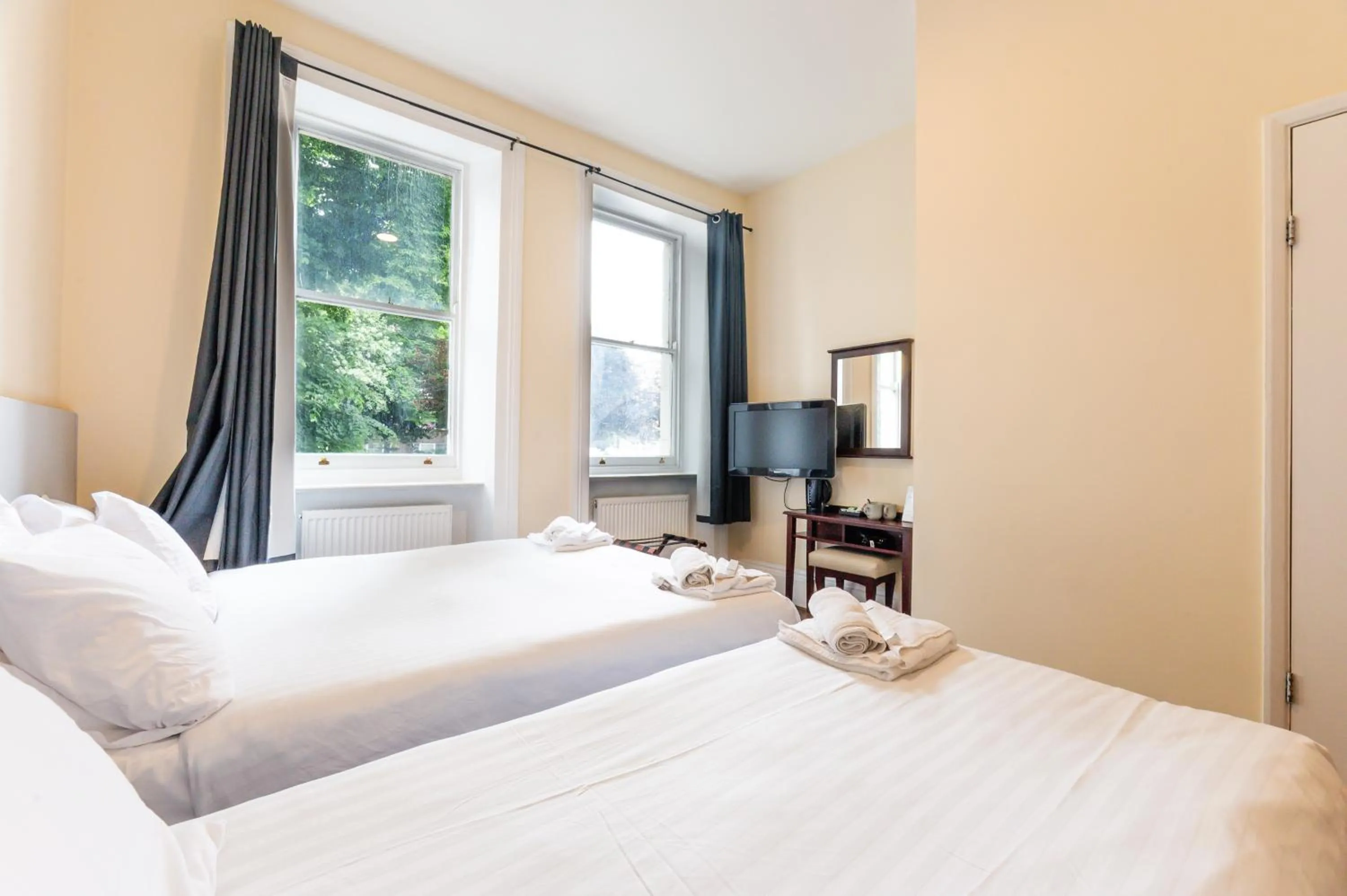 Photo of the whole room, Bed in Astoria Hotel