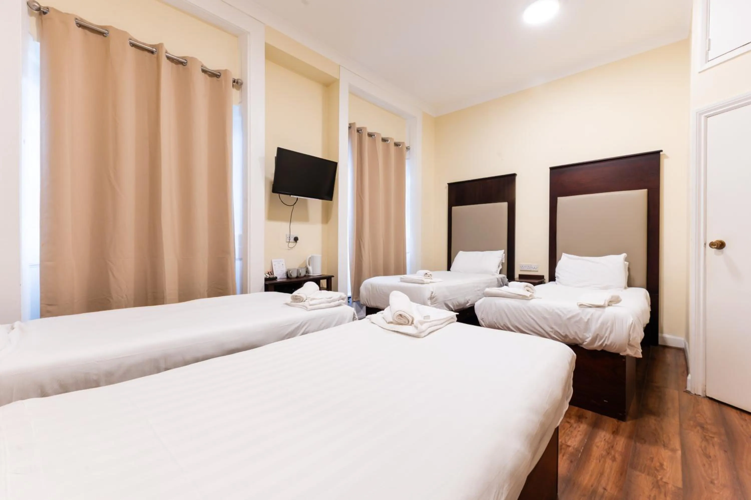 Photo of the whole room, Bed in Astoria Hotel