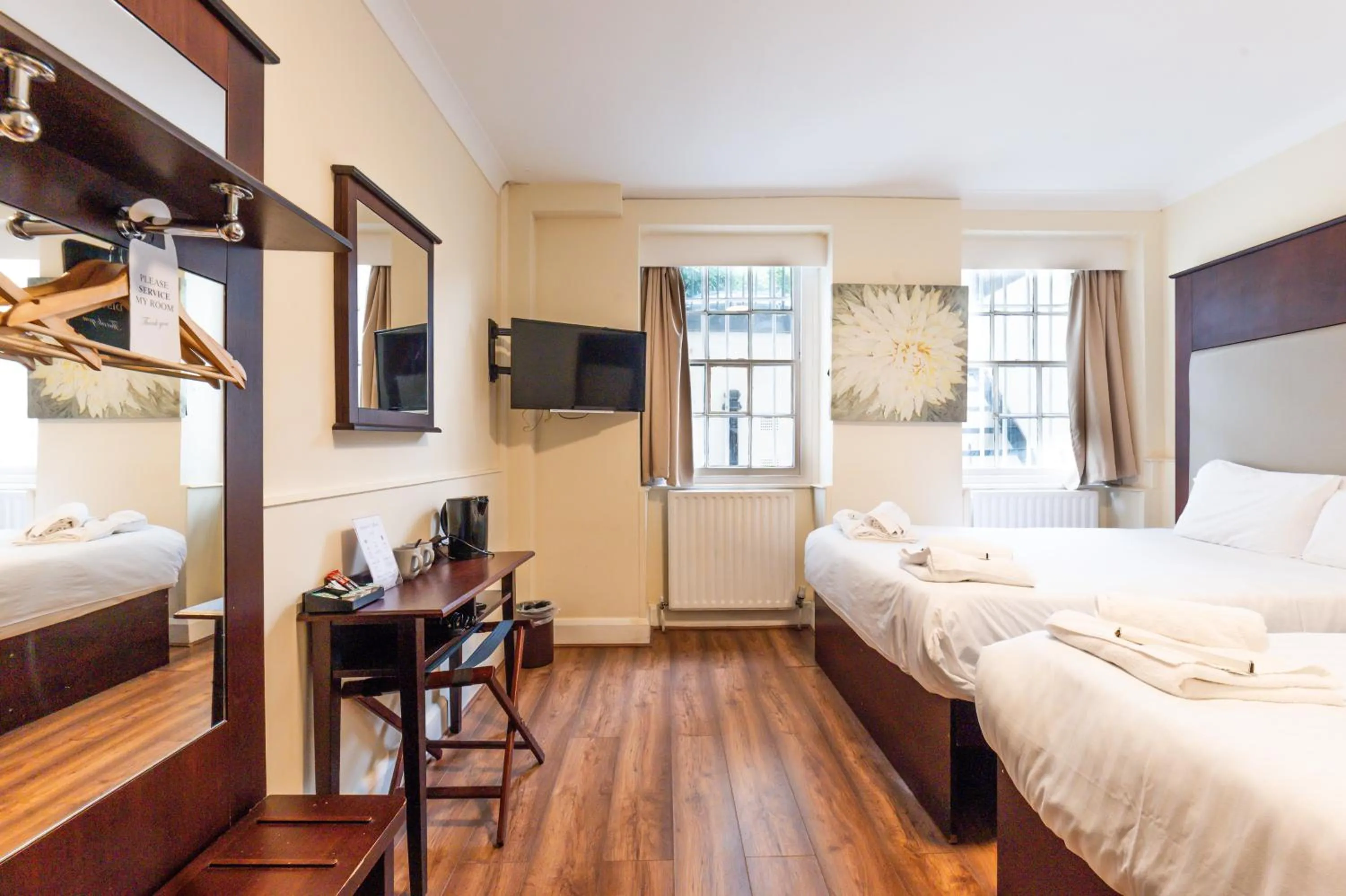 Photo of the whole room, Bed in Astoria Hotel