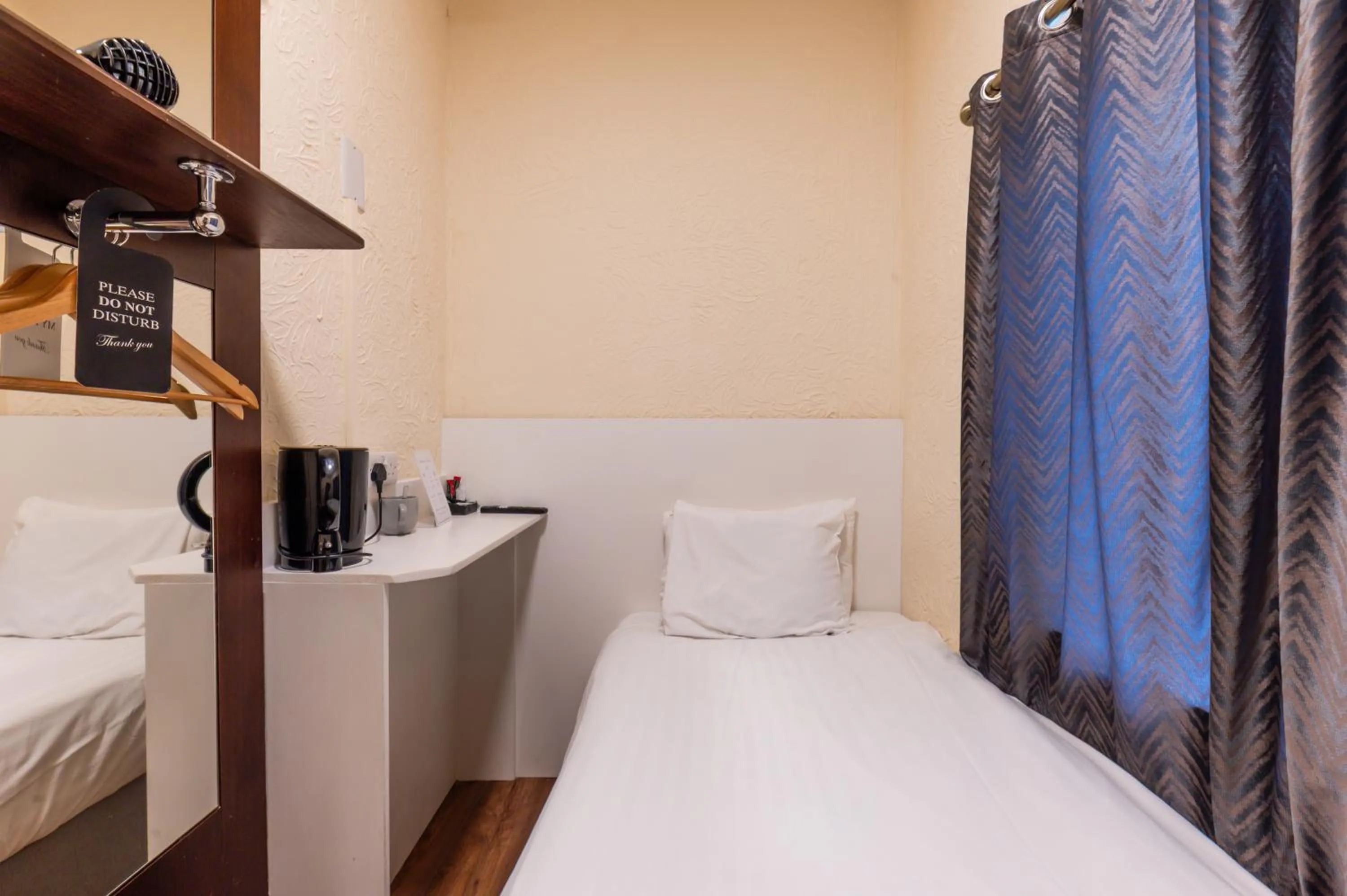 Photo of the whole room, Bed in Astoria Hotel