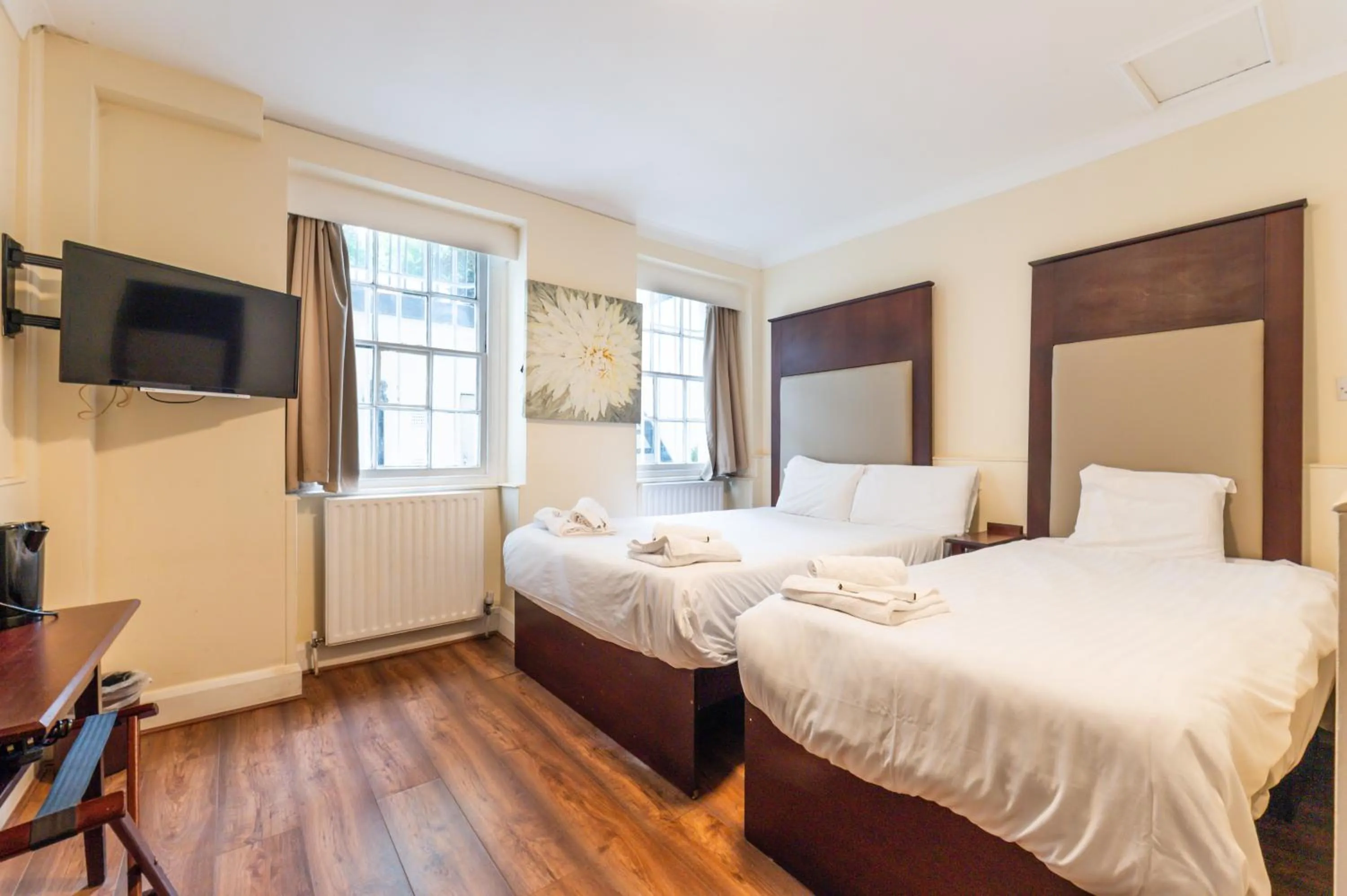 Photo of the whole room, Bed in Astoria Hotel