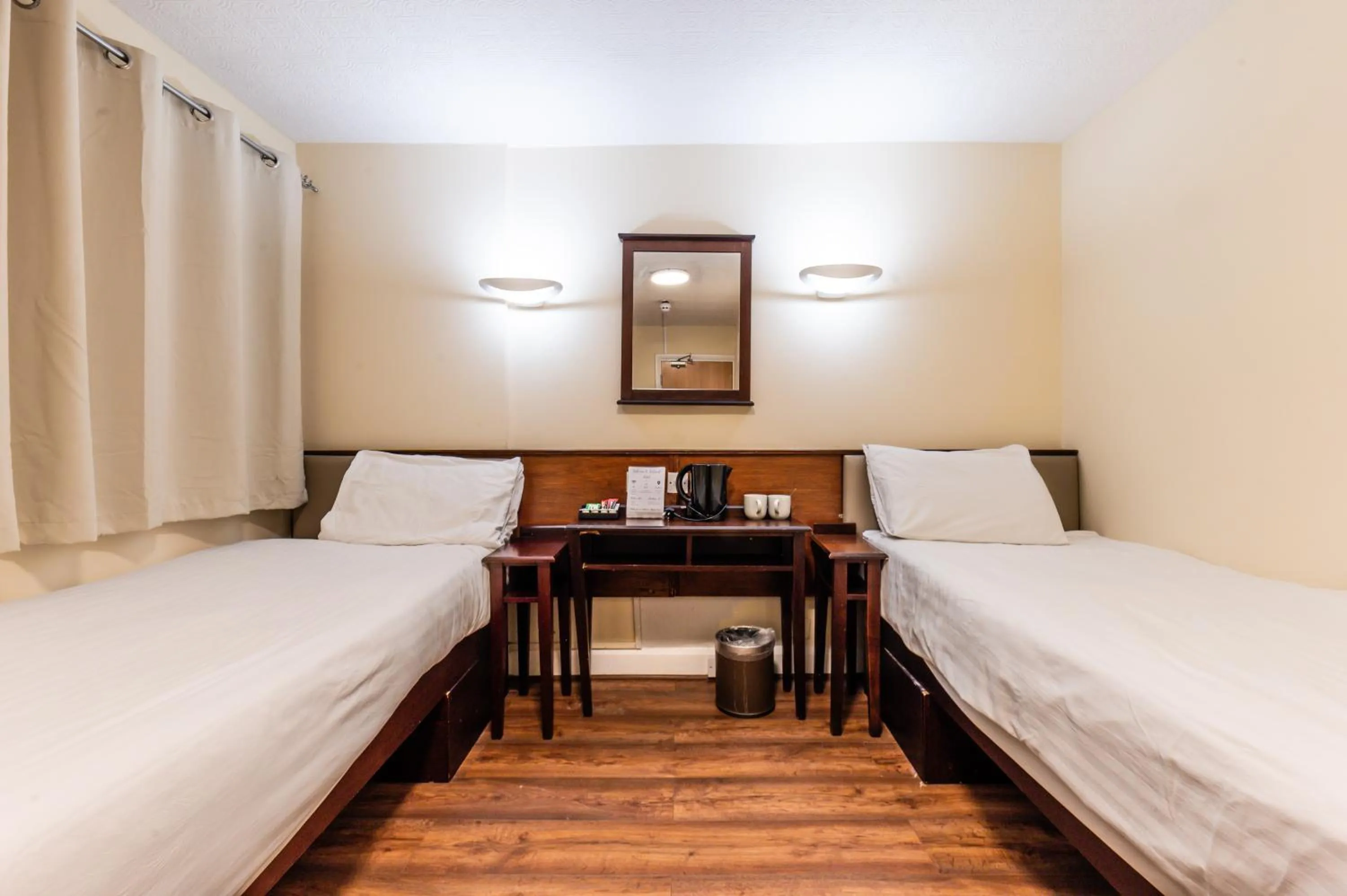 Bedroom, Bed in Astoria Hotel