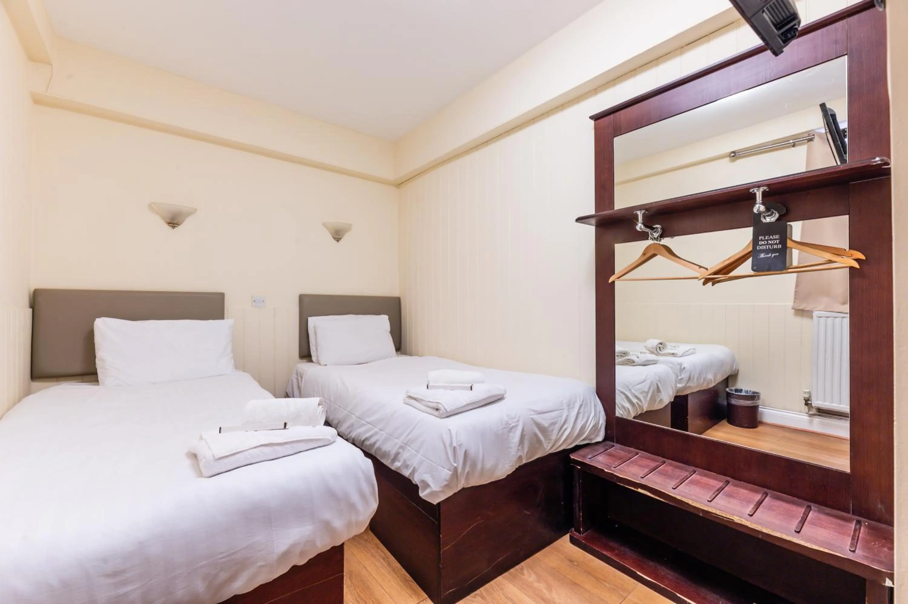 Photo of the whole room, Bed in Astoria Hotel