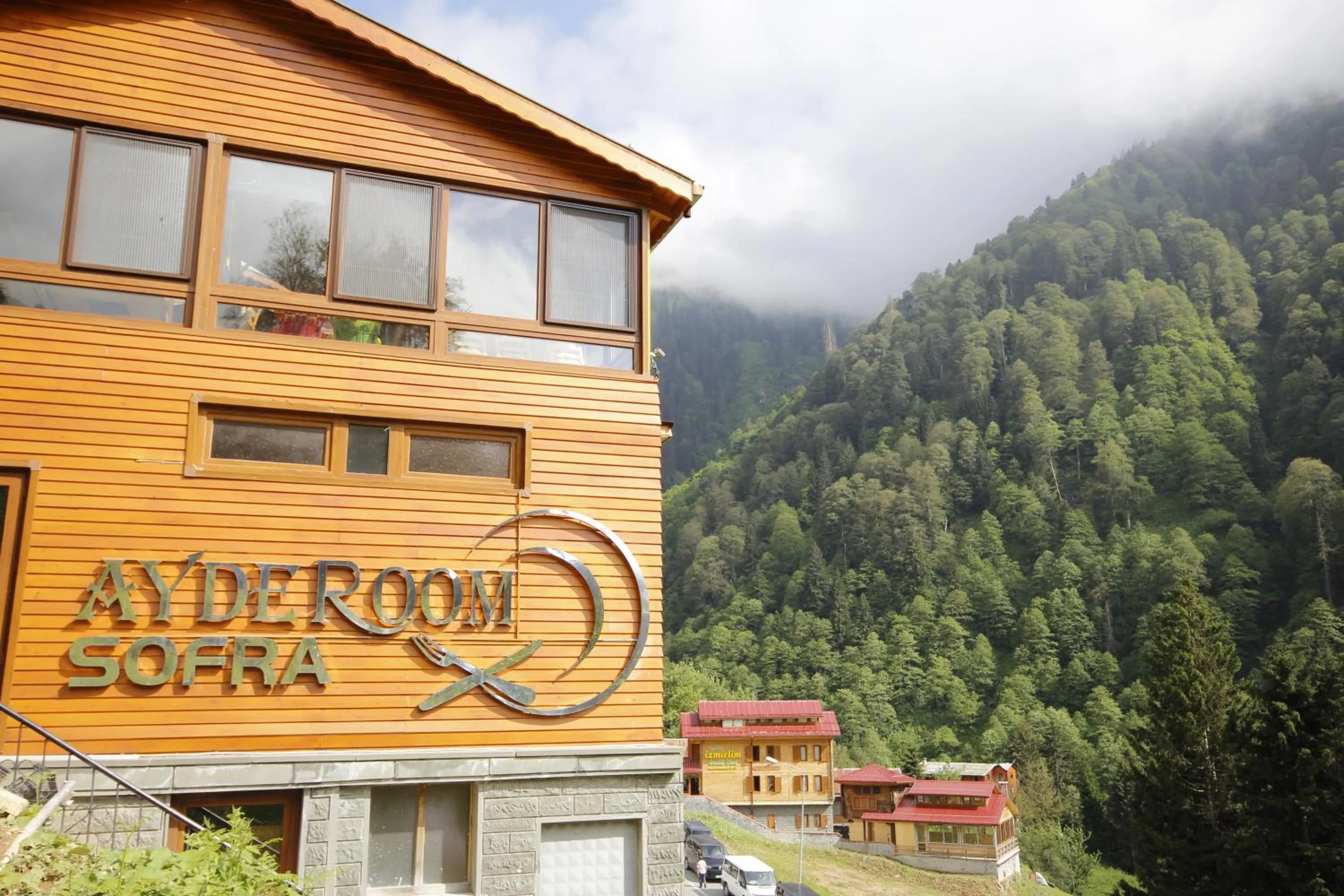 Restaurant/places to eat in Ayderoom Hotel