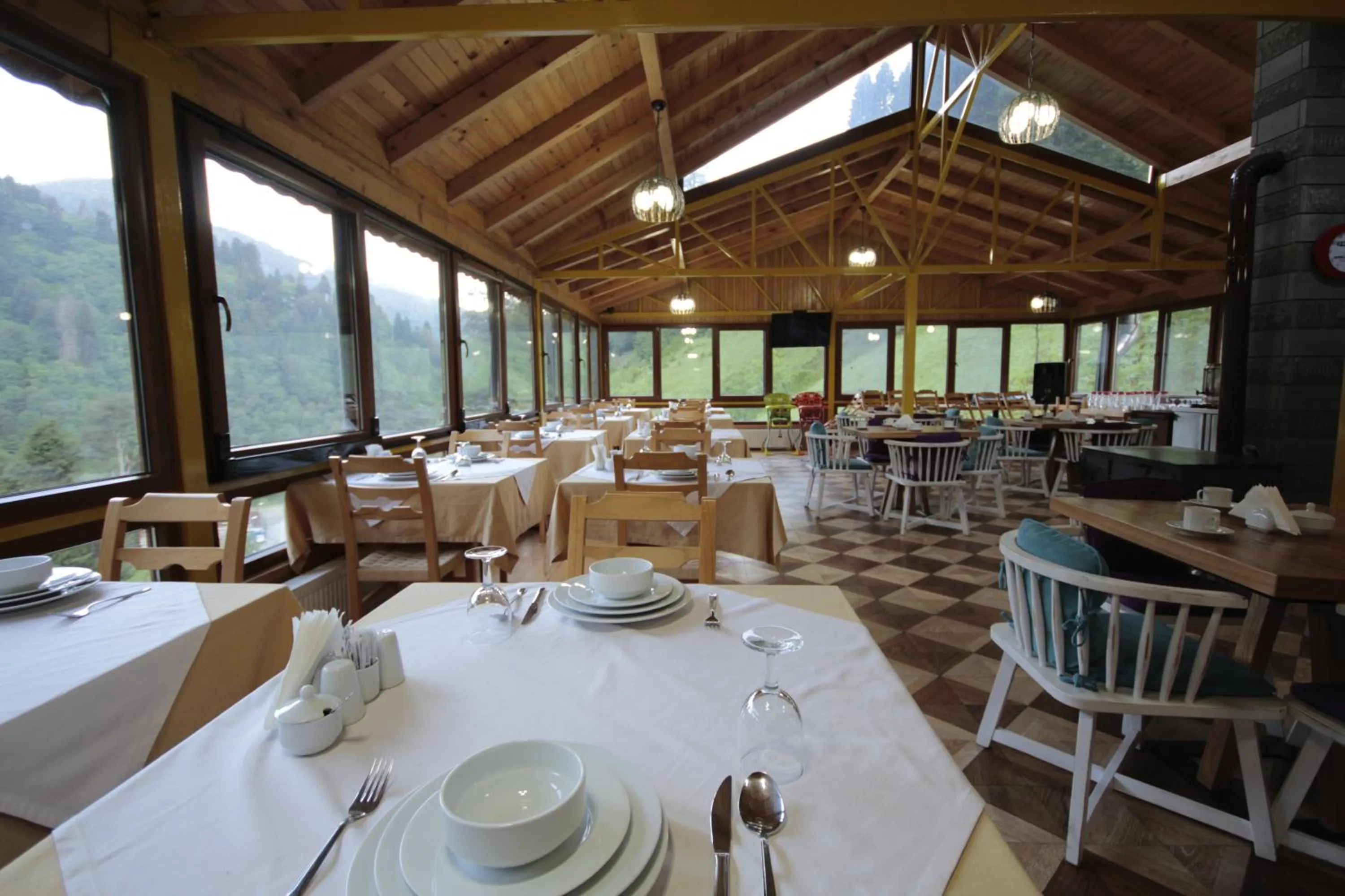 Restaurant/places to eat in Ayderoom Hotel