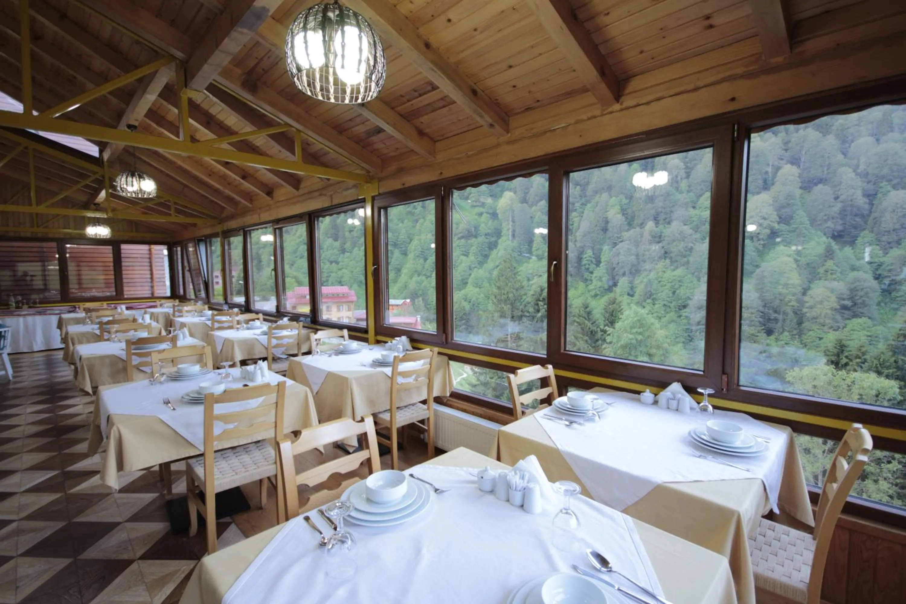 Restaurant/places to eat in Ayderoom Hotel