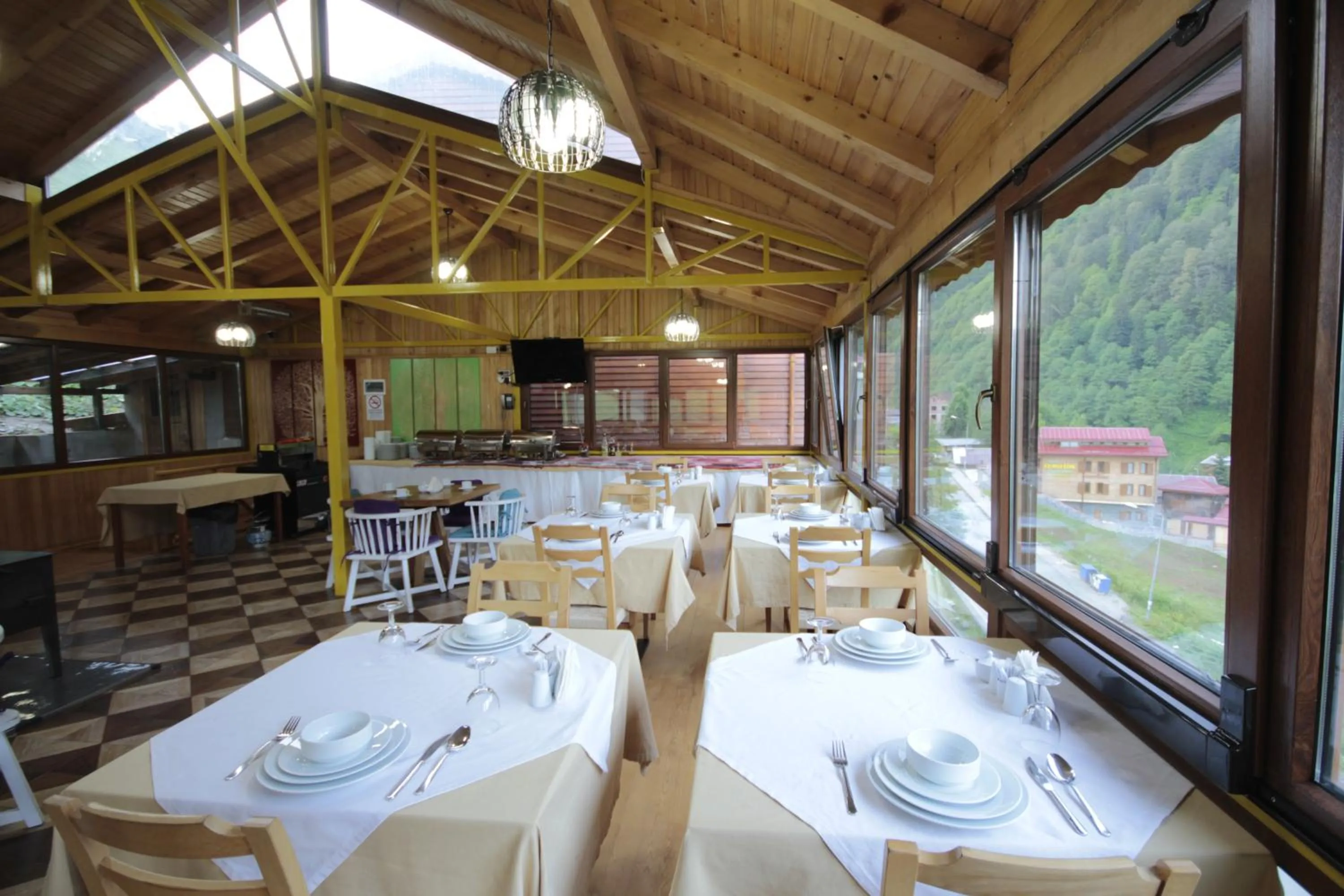 Restaurant/places to eat in Ayderoom Hotel