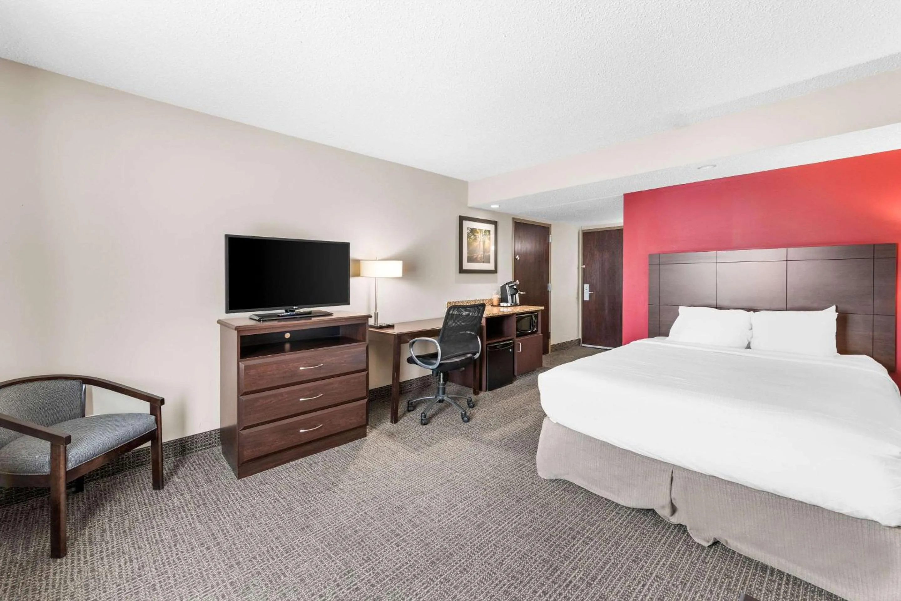 Bedroom, Bed in Ramada by Wyndham Columbus Hotel & Conference Center