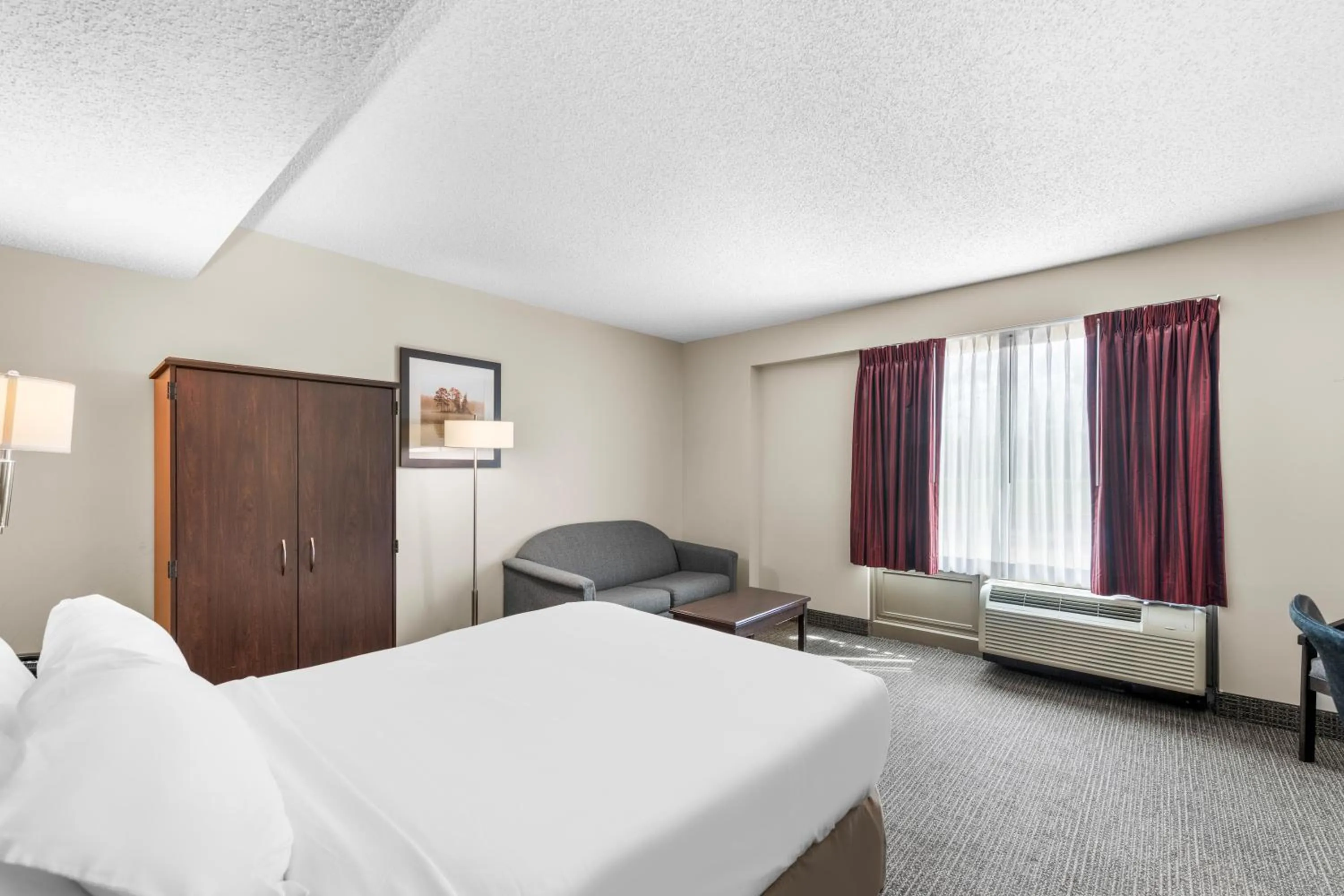 Bed in Ramada by Wyndham Columbus Hotel & Conference Center