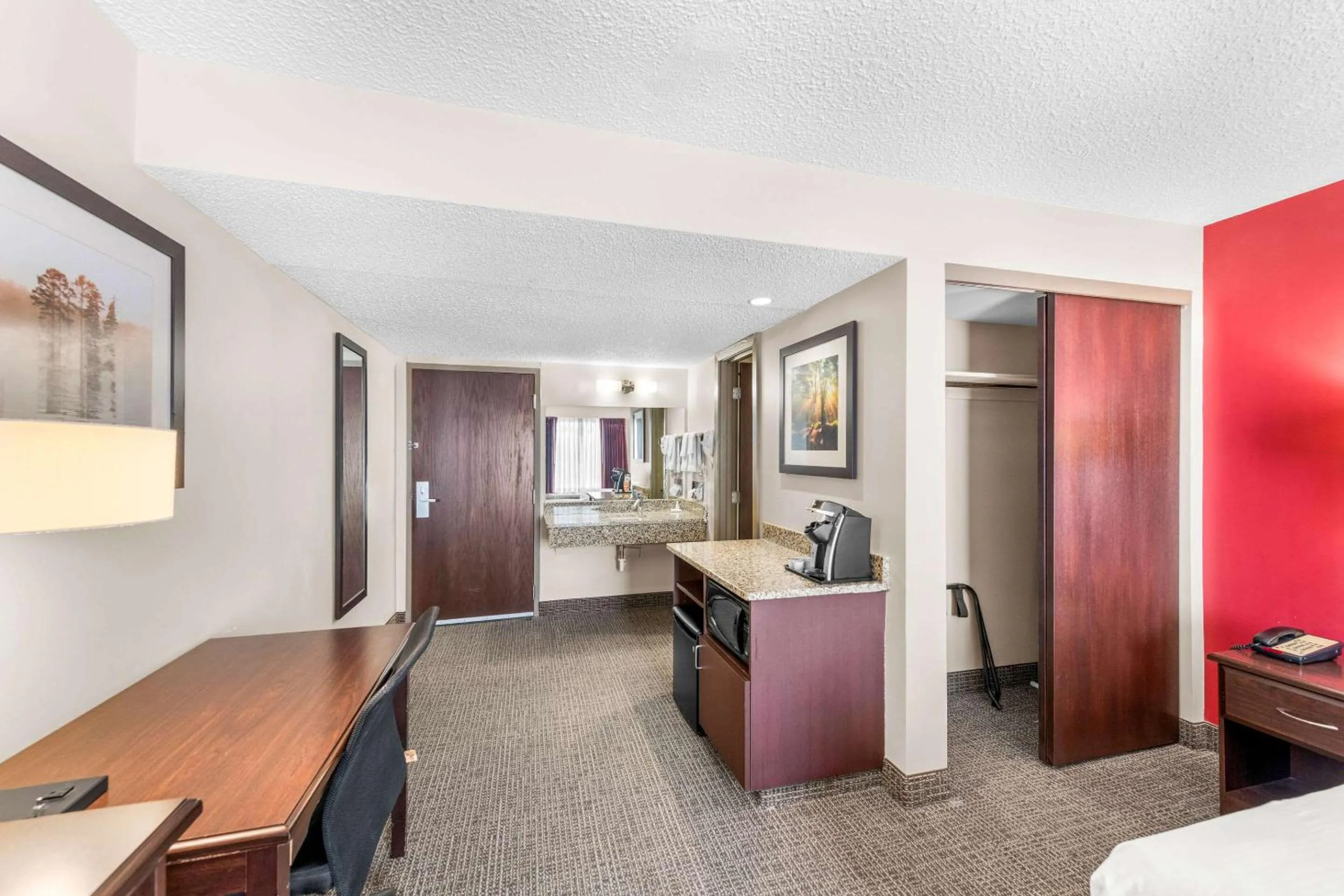 Bedroom in Ramada by Wyndham Columbus Hotel & Conference Center