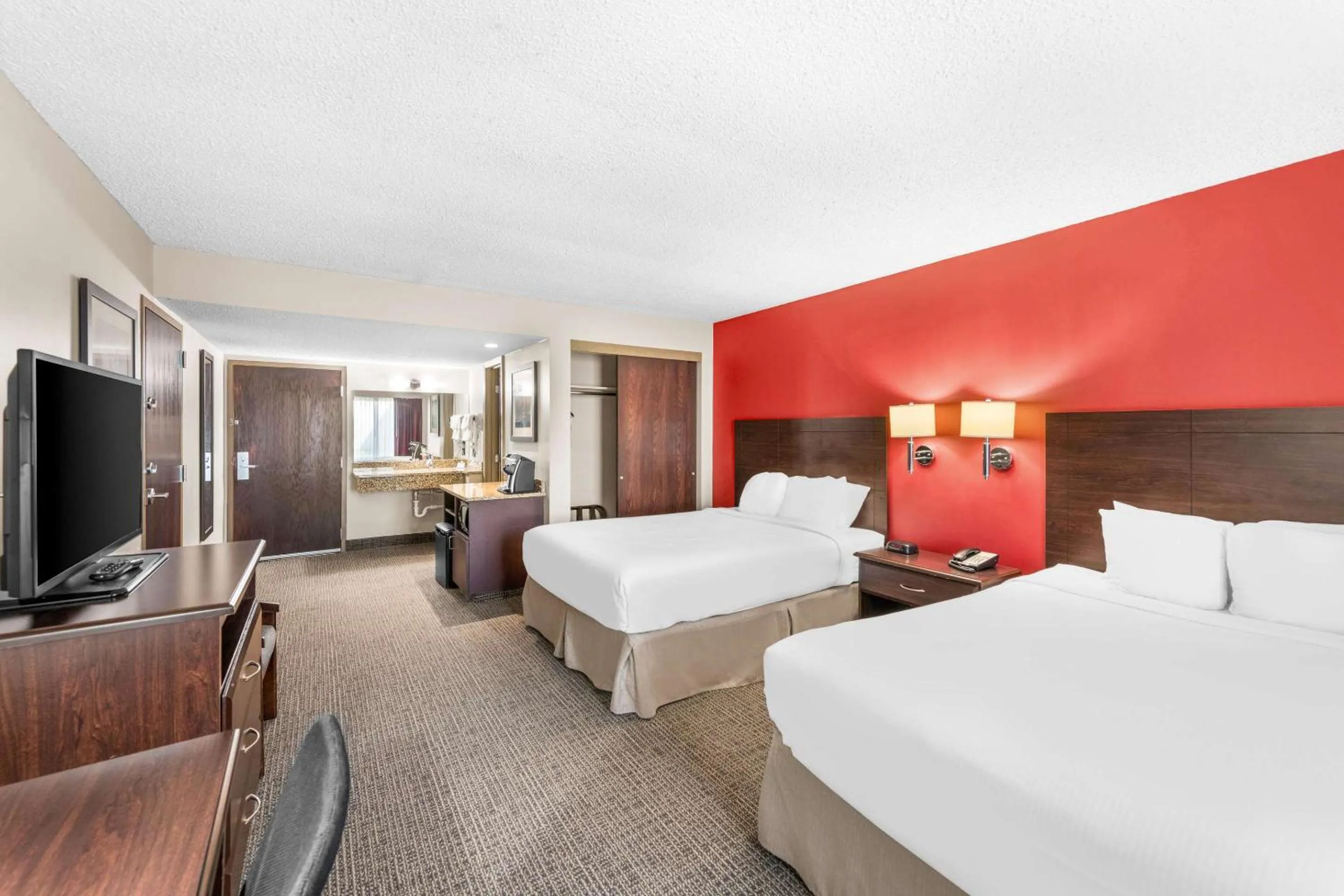 Bedroom, Bed in Ramada by Wyndham Columbus Hotel & Conference Center
