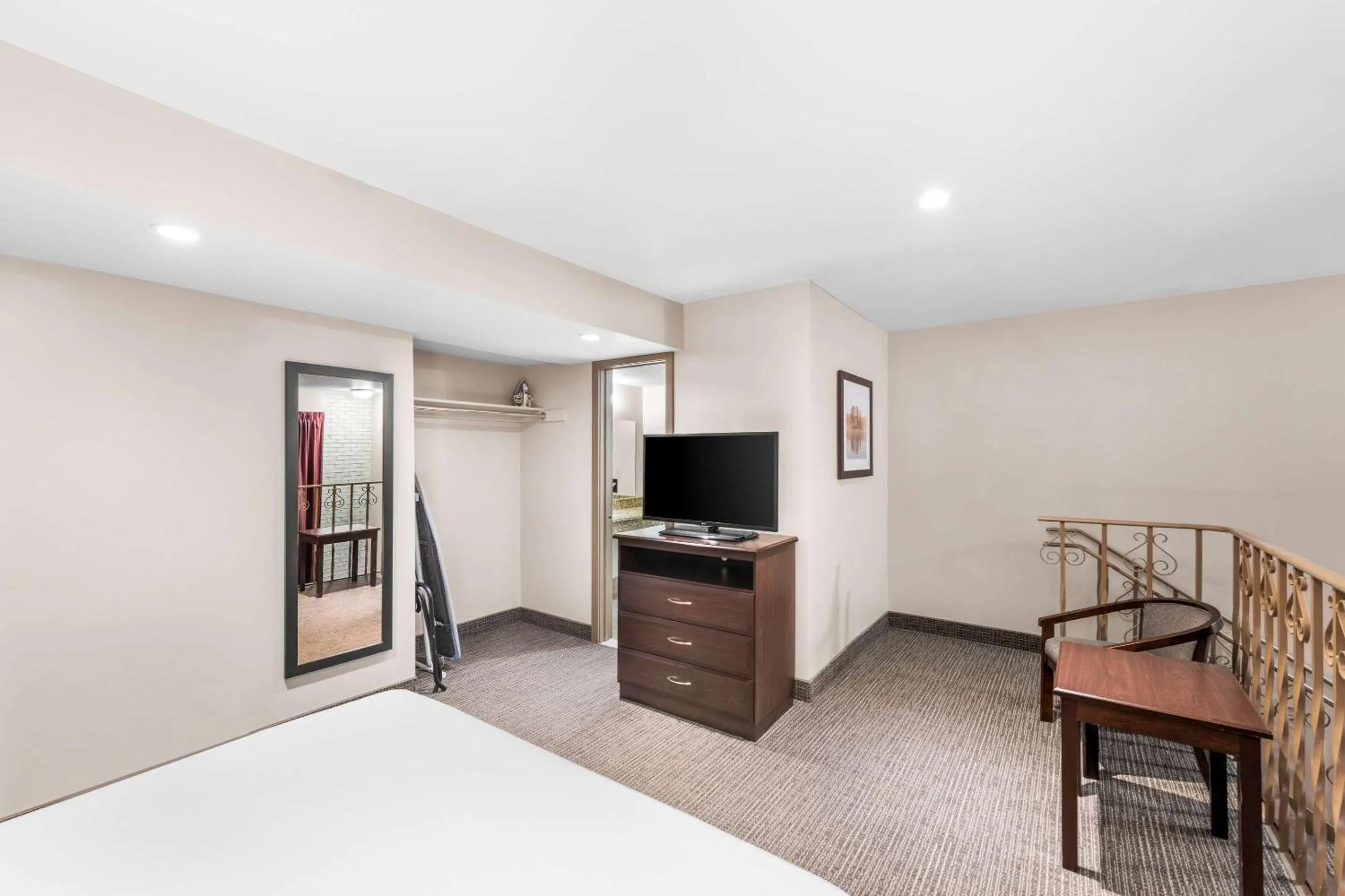 Bedroom, Bed in Ramada by Wyndham Columbus Hotel & Conference Center