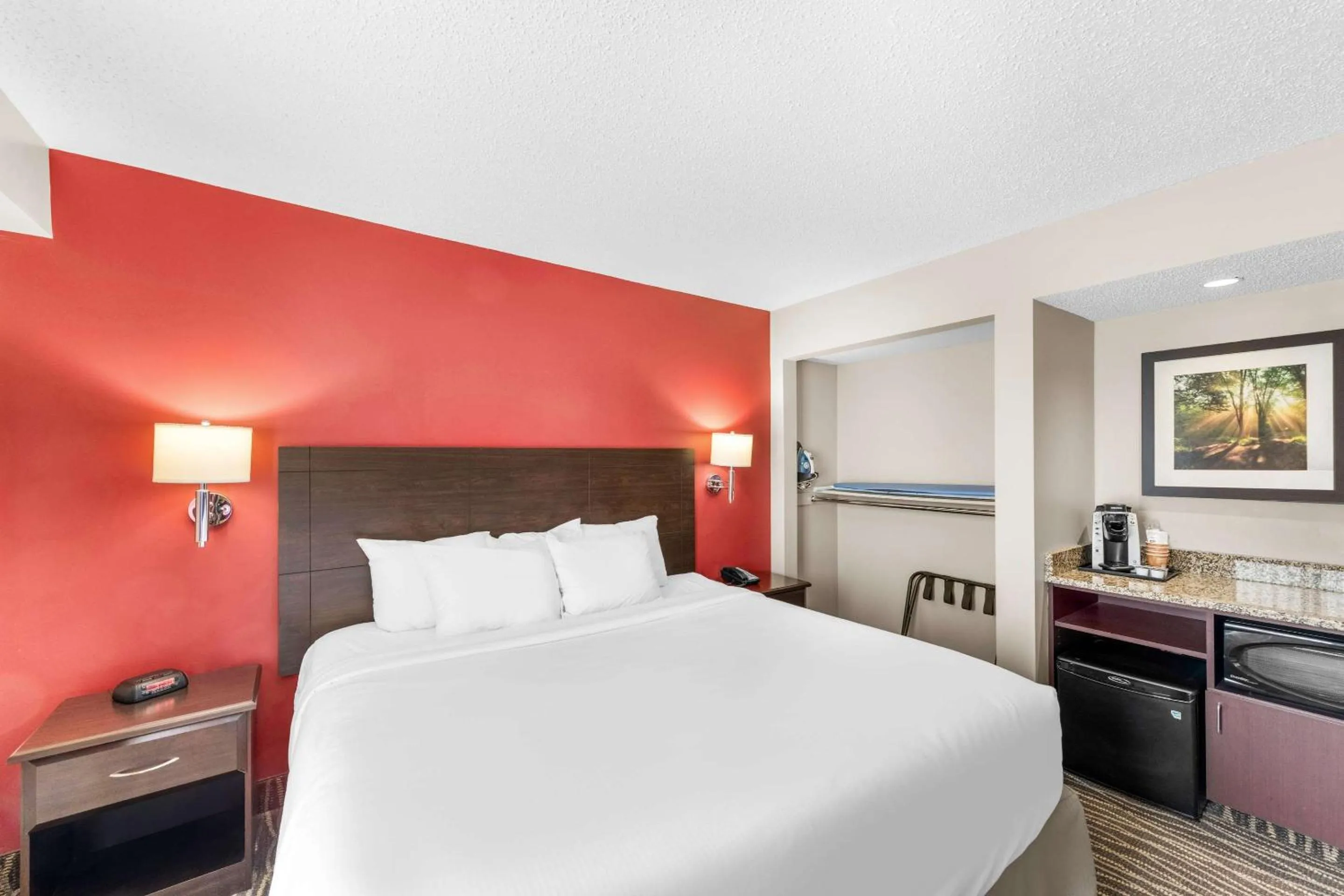 Bedroom, Bed in Ramada by Wyndham Columbus Hotel & Conference Center