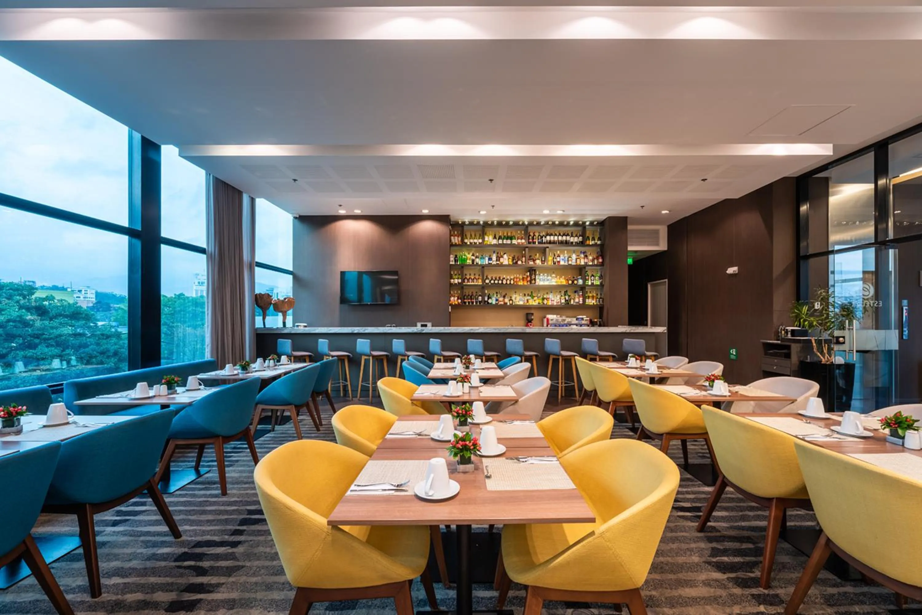 Restaurant/places to eat in Hotel Estelar Square