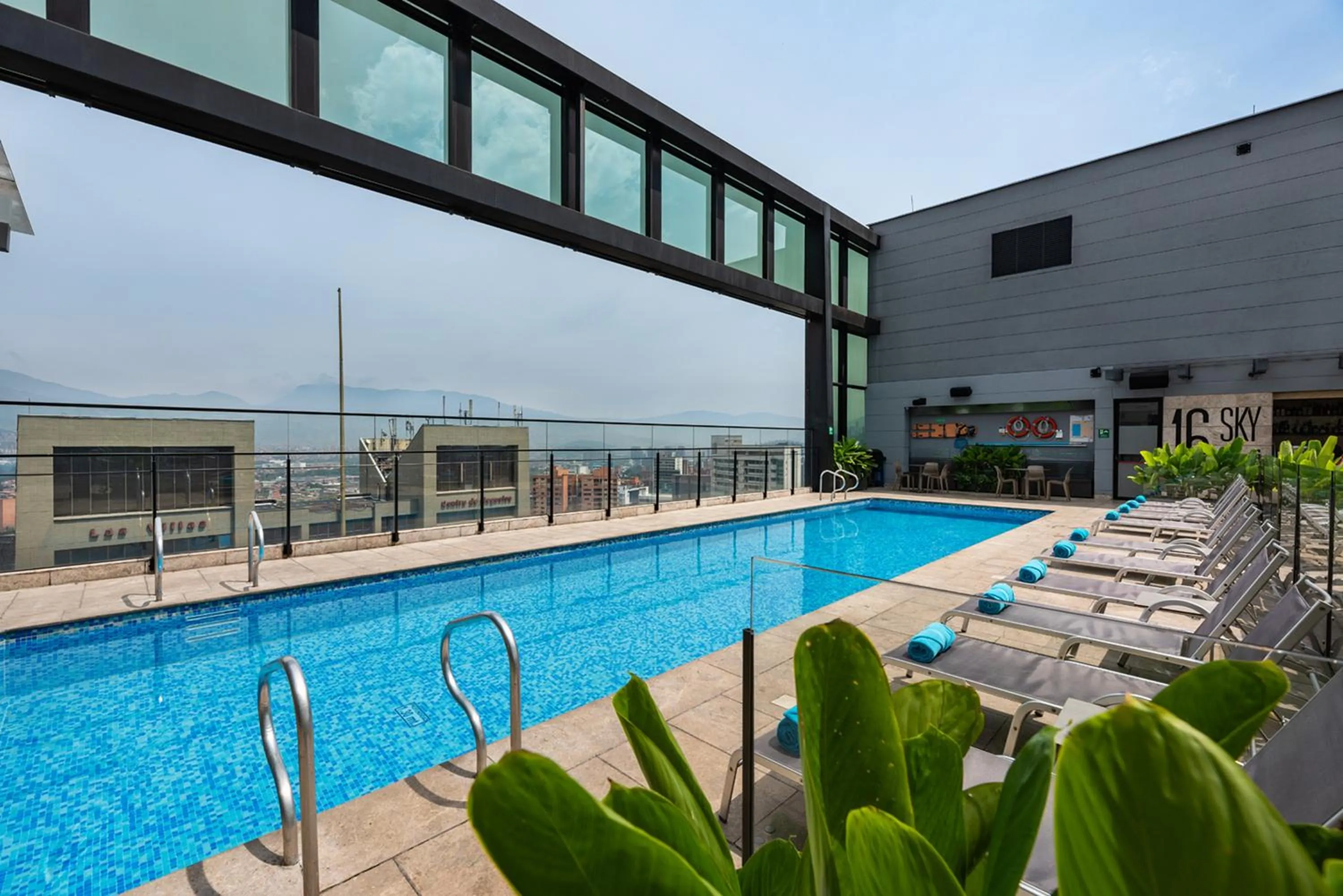 Swimming pool in Hotel Estelar Square