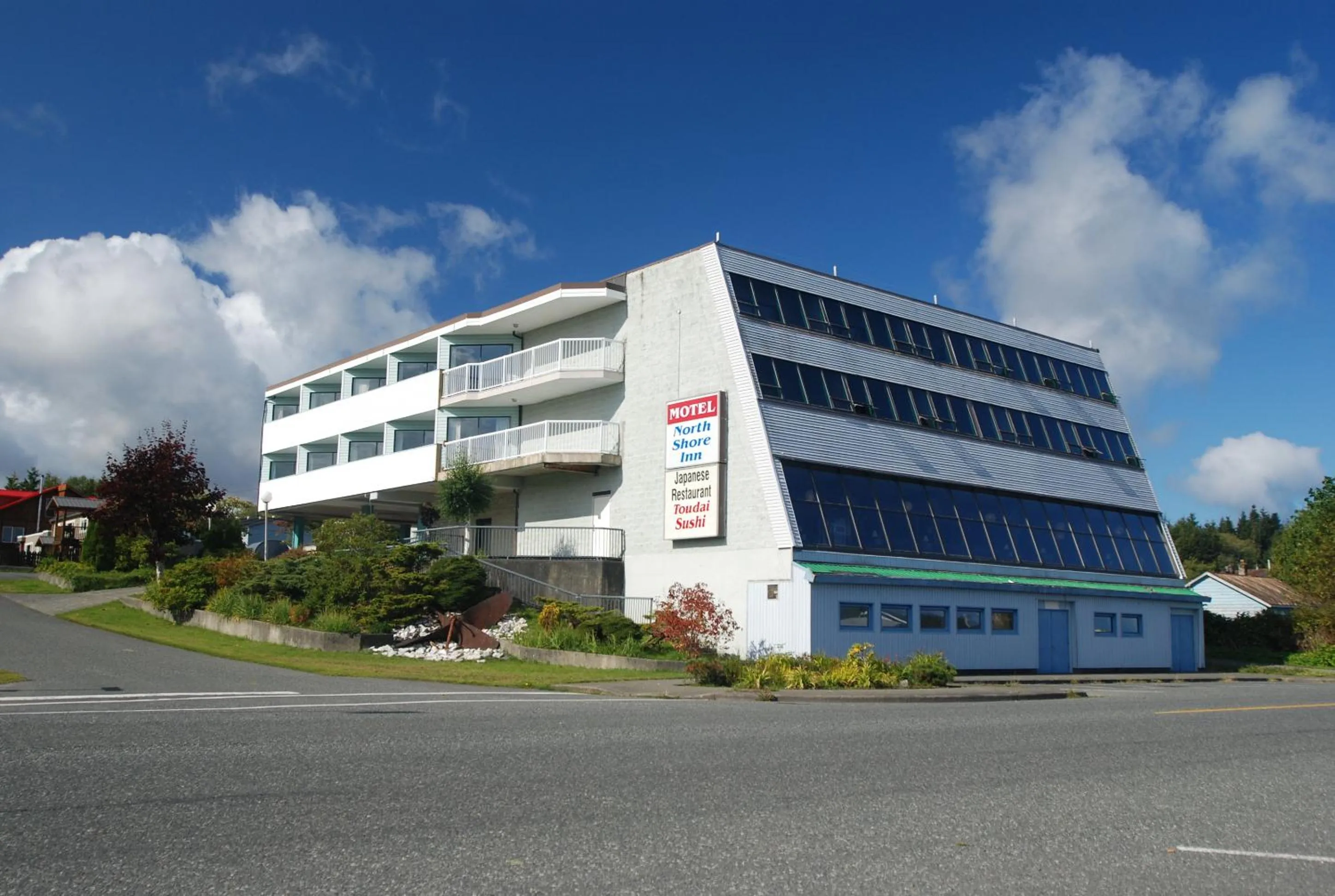 Facade/entrance in North Shore Inn