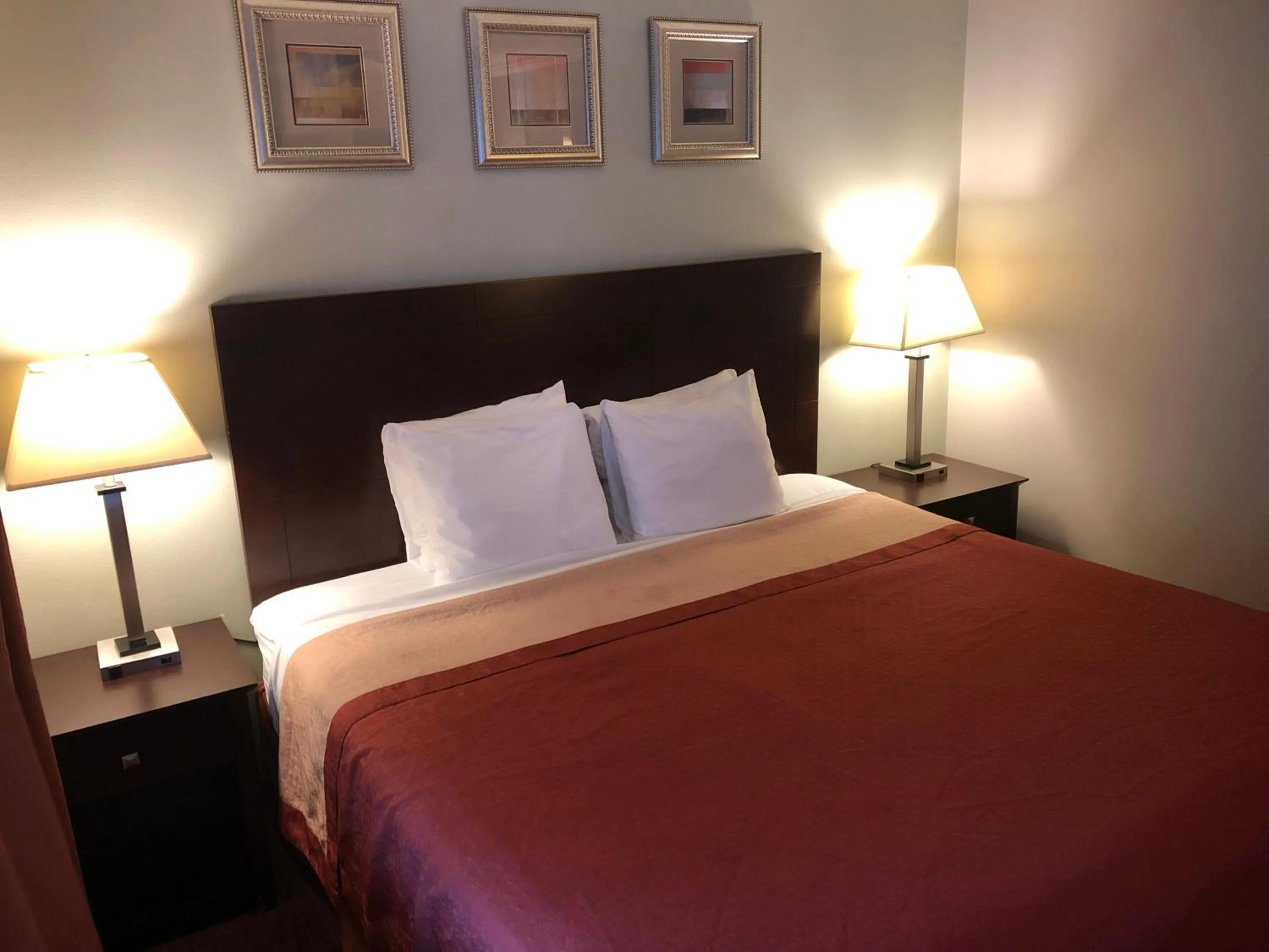 Bedroom, Bed in Global Inn