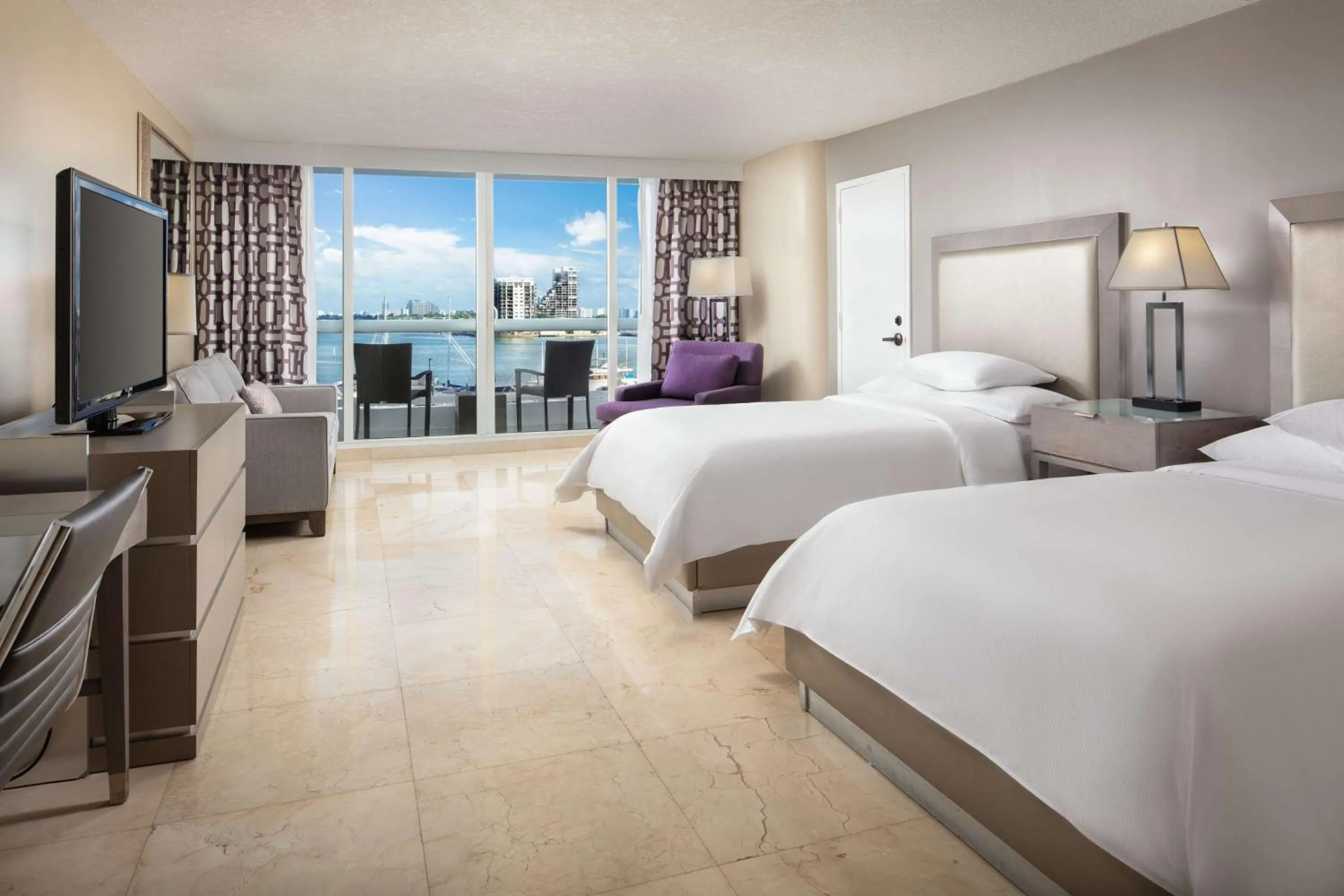Bed in DoubleTree by Hilton Grand Hotel Biscayne Bay
