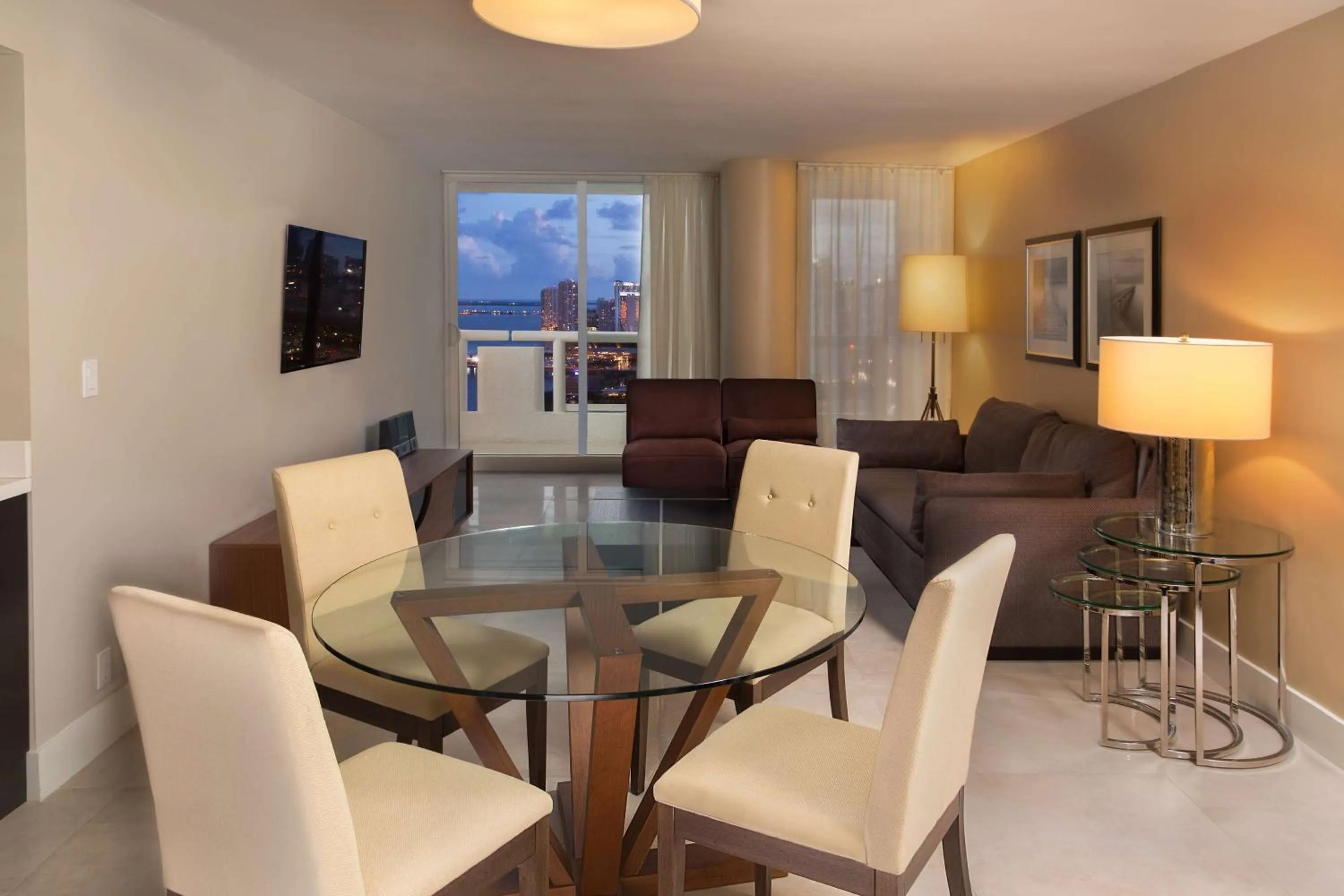 Bed in DoubleTree by Hilton Grand Hotel Biscayne Bay