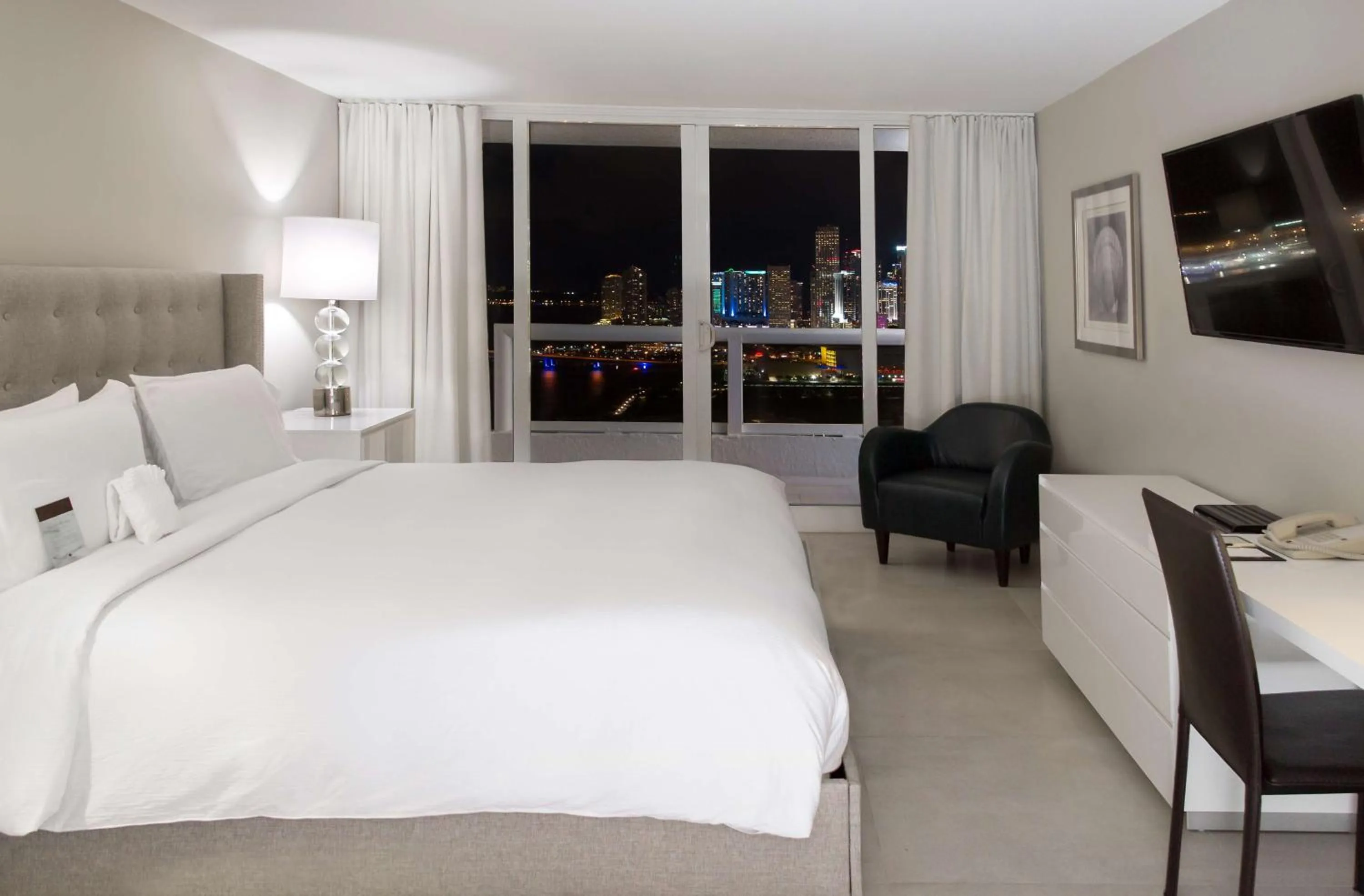 Bed in DoubleTree by Hilton Grand Hotel Biscayne Bay