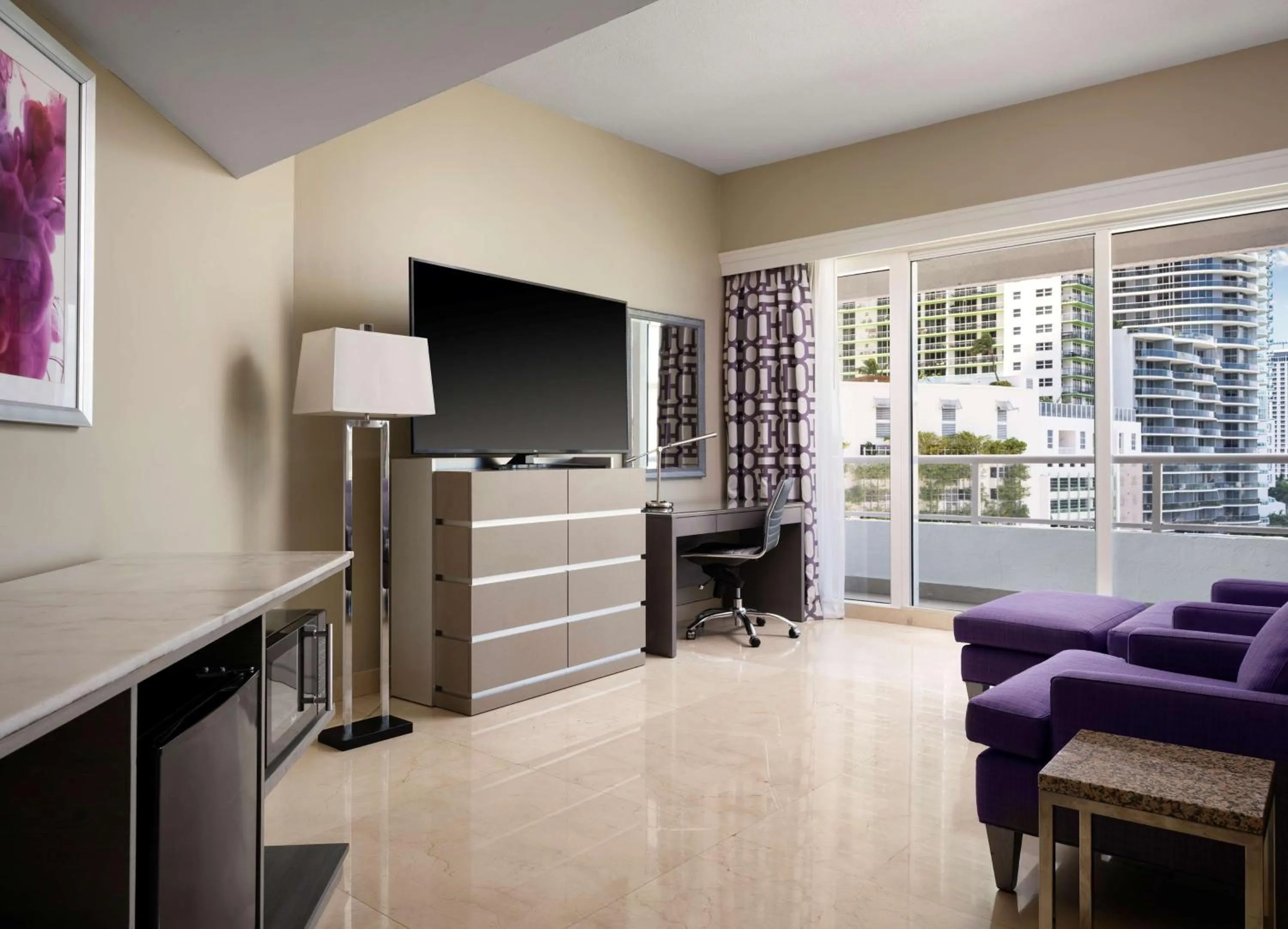 Living room in DoubleTree by Hilton Grand Hotel Biscayne Bay