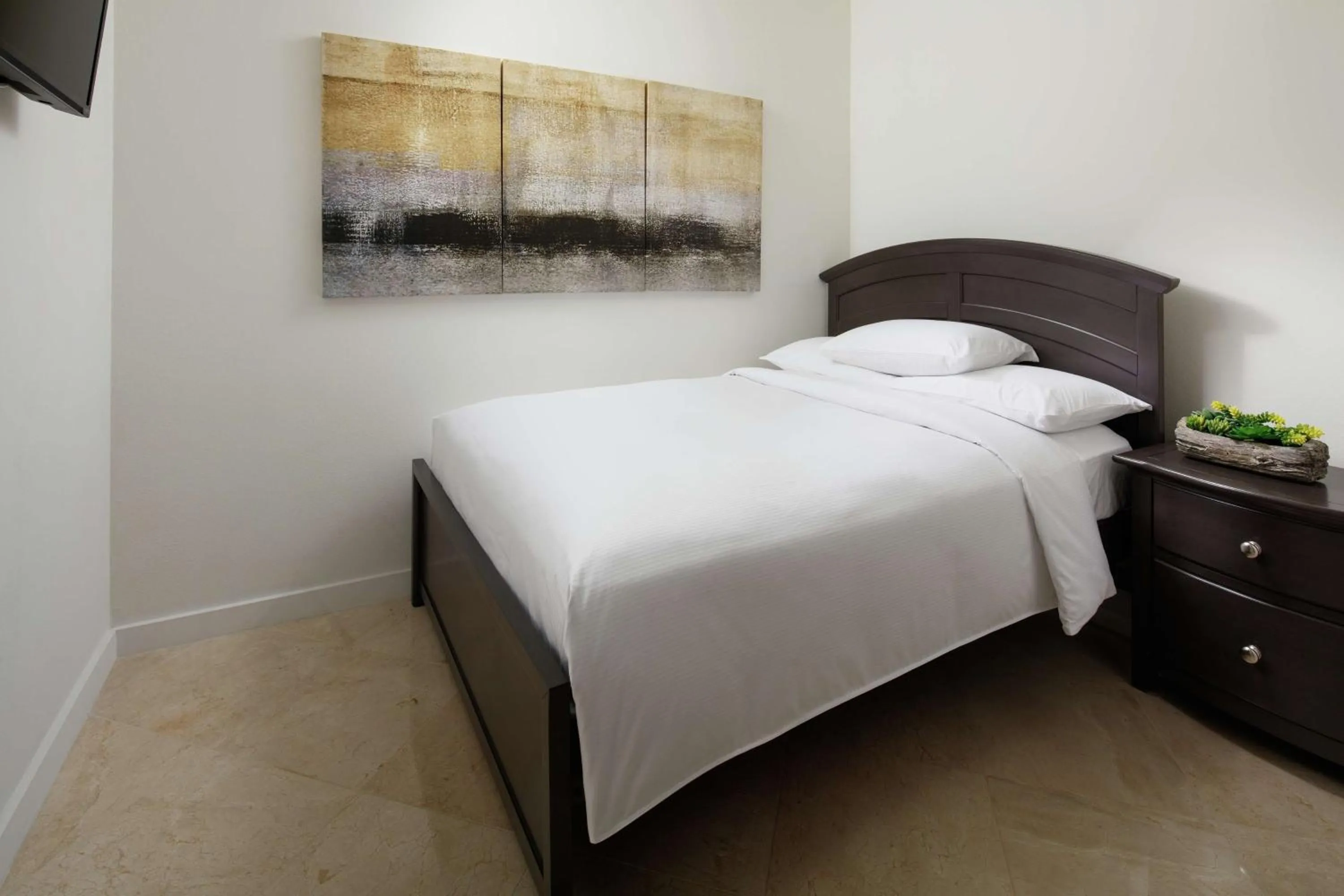 Bed in DoubleTree by Hilton Grand Hotel Biscayne Bay