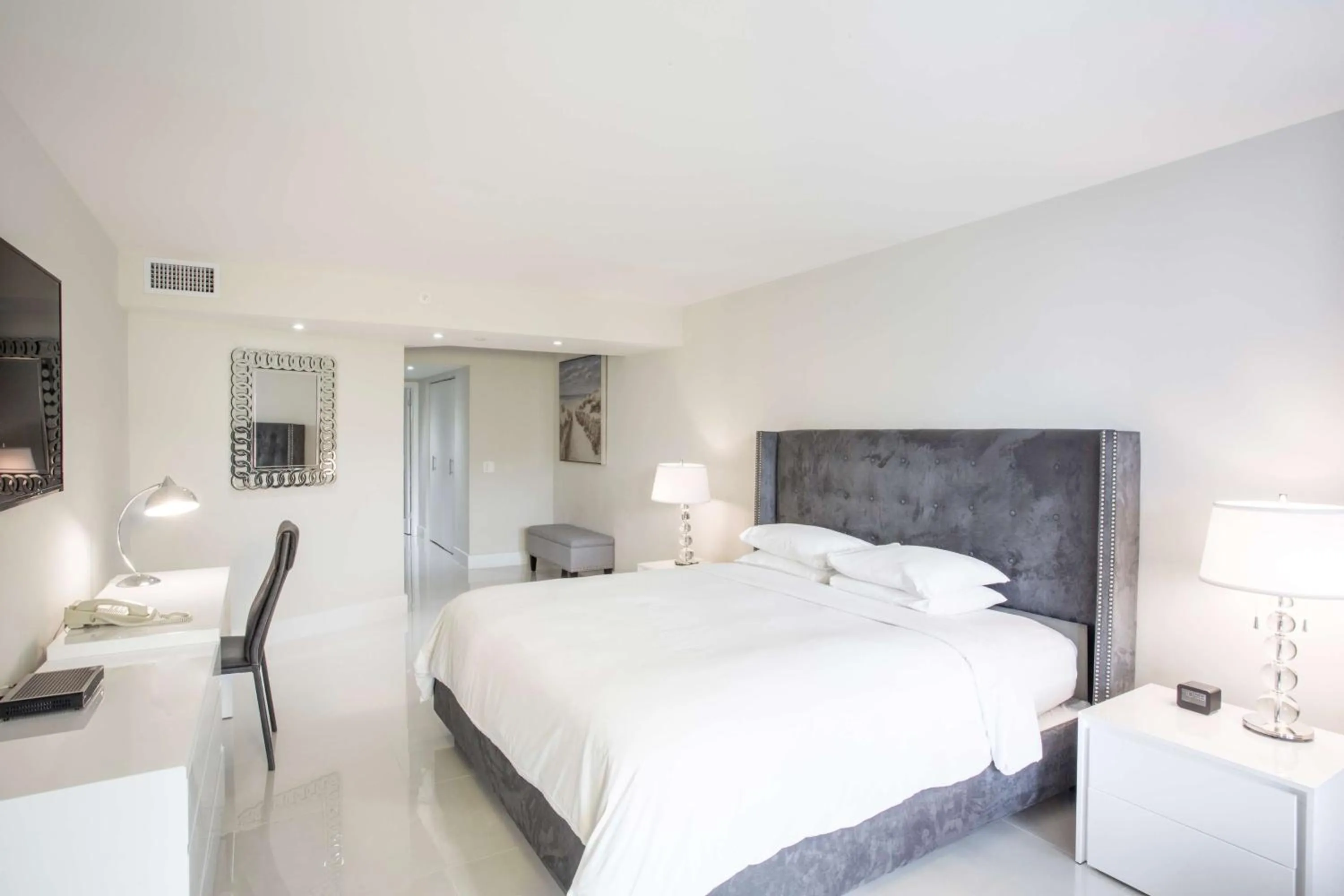 Bed in DoubleTree by Hilton Grand Hotel Biscayne Bay