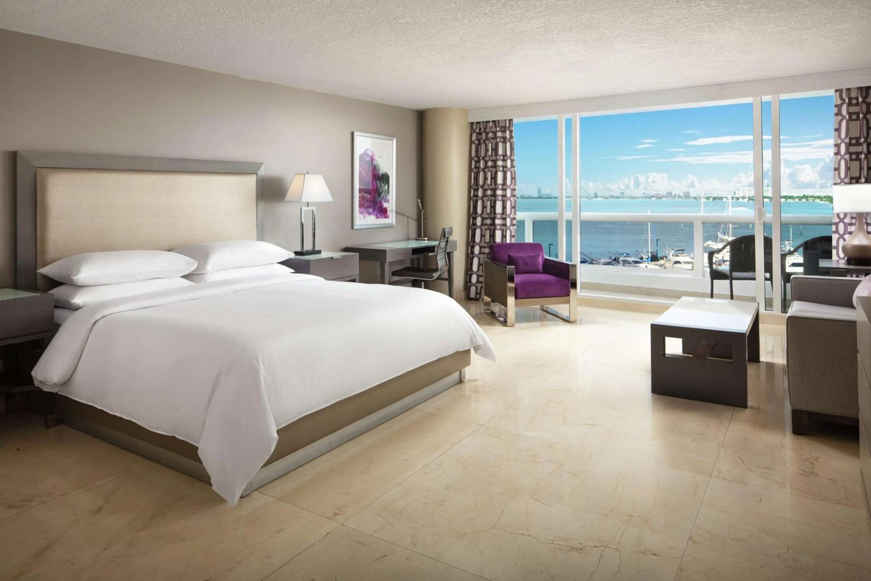 Bed in DoubleTree by Hilton Grand Hotel Biscayne Bay