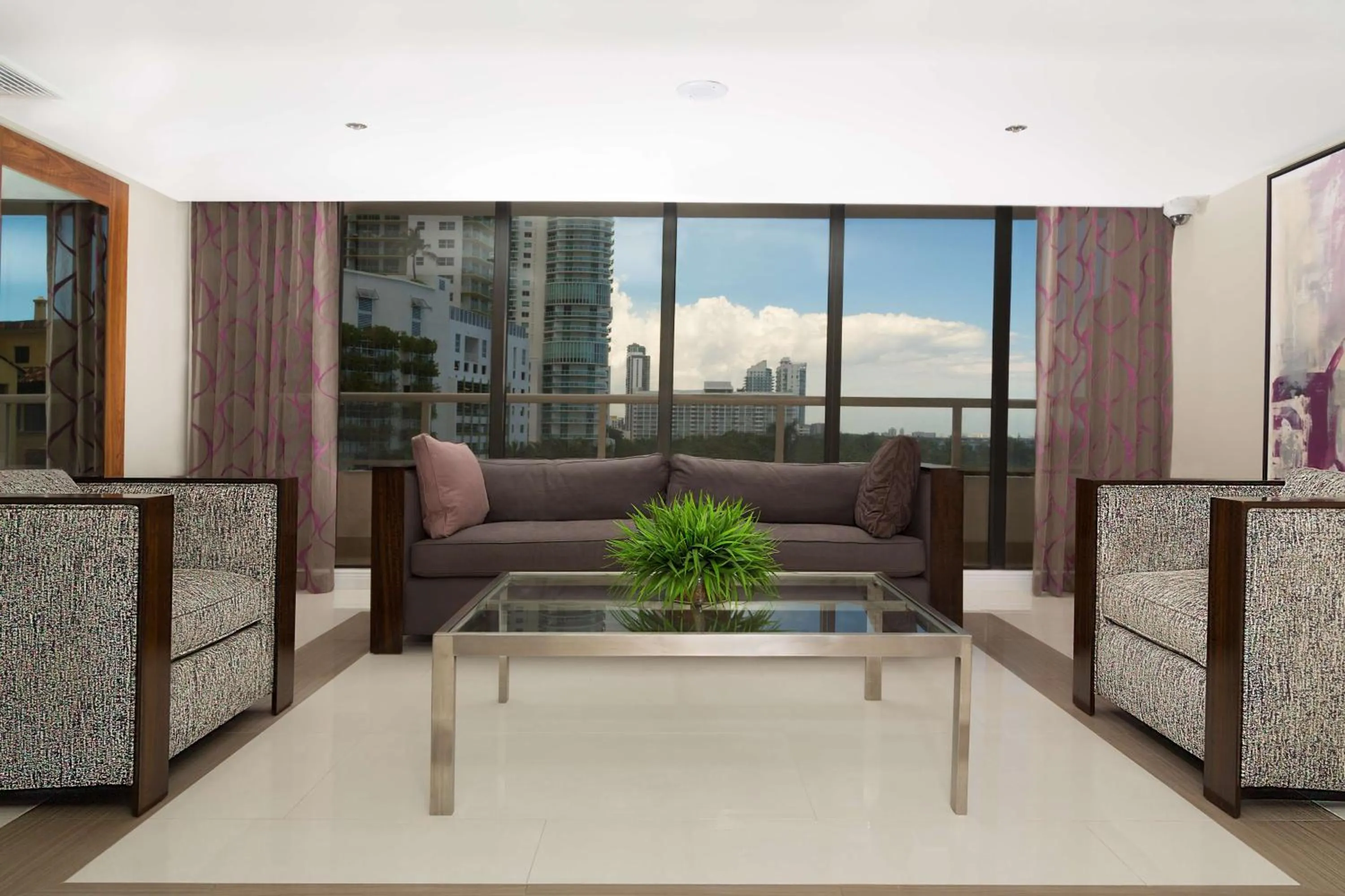 Bed in DoubleTree by Hilton Grand Hotel Biscayne Bay