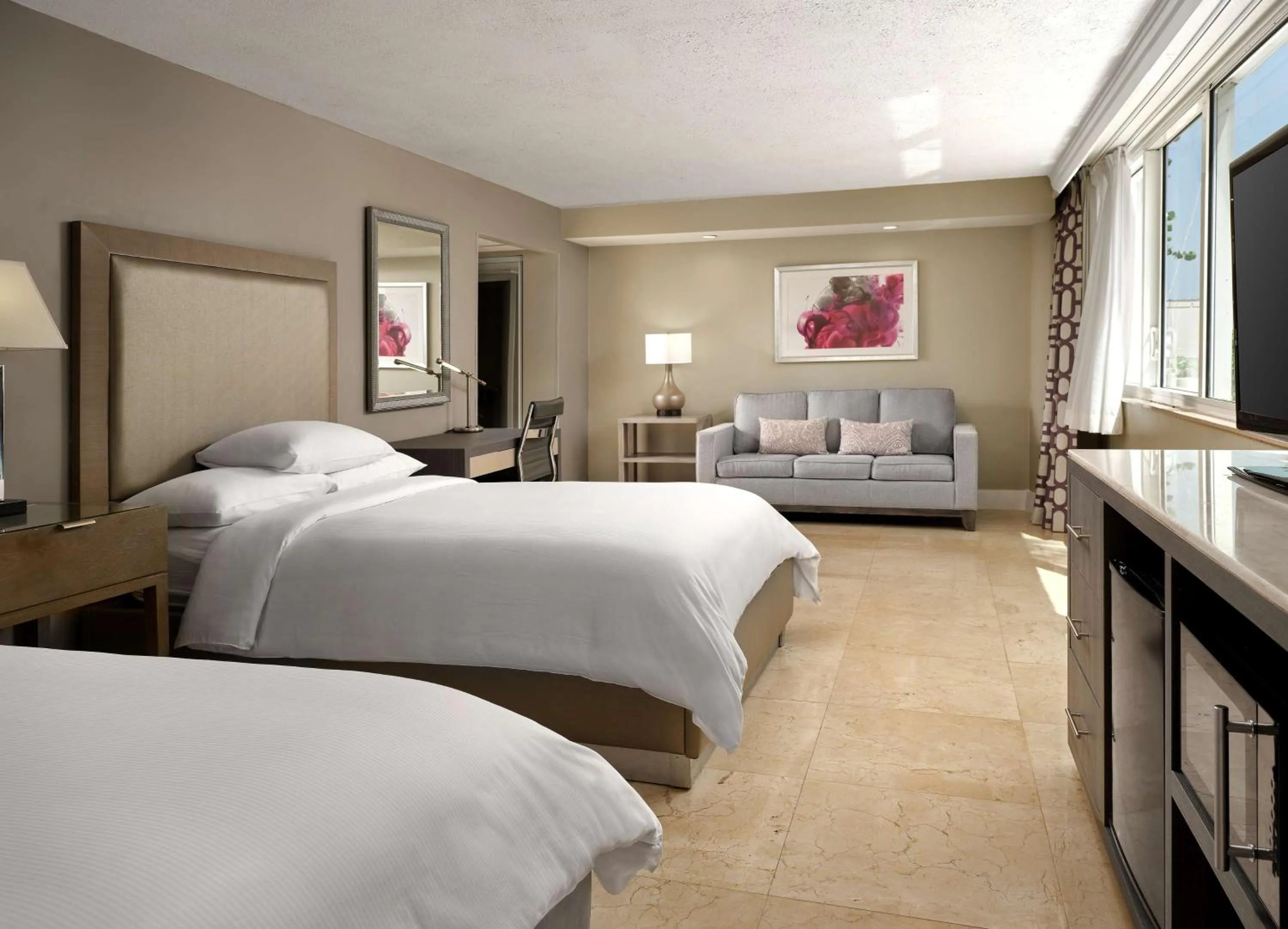 Bed in DoubleTree by Hilton Grand Hotel Biscayne Bay