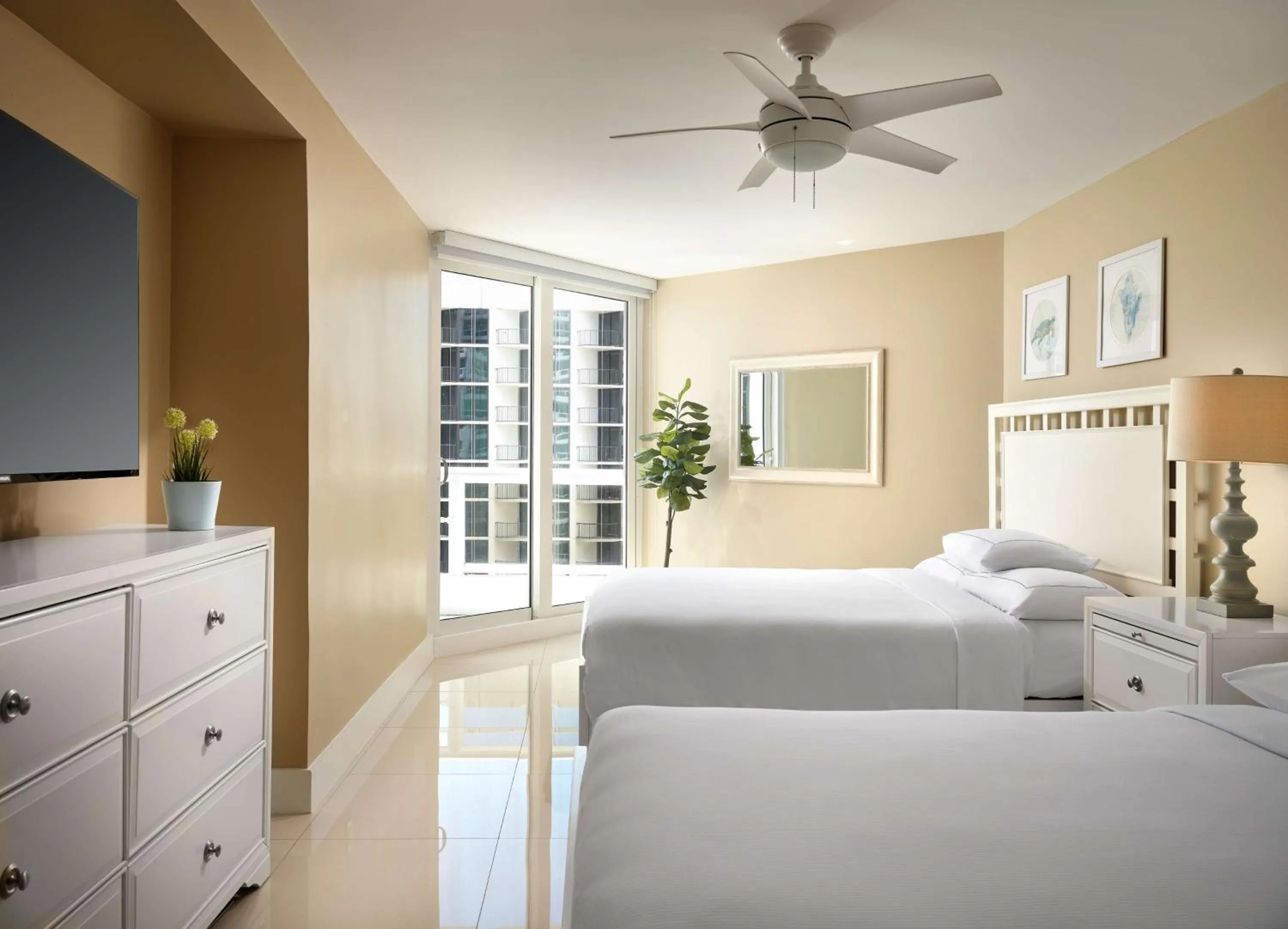 Bed in DoubleTree by Hilton Grand Hotel Biscayne Bay