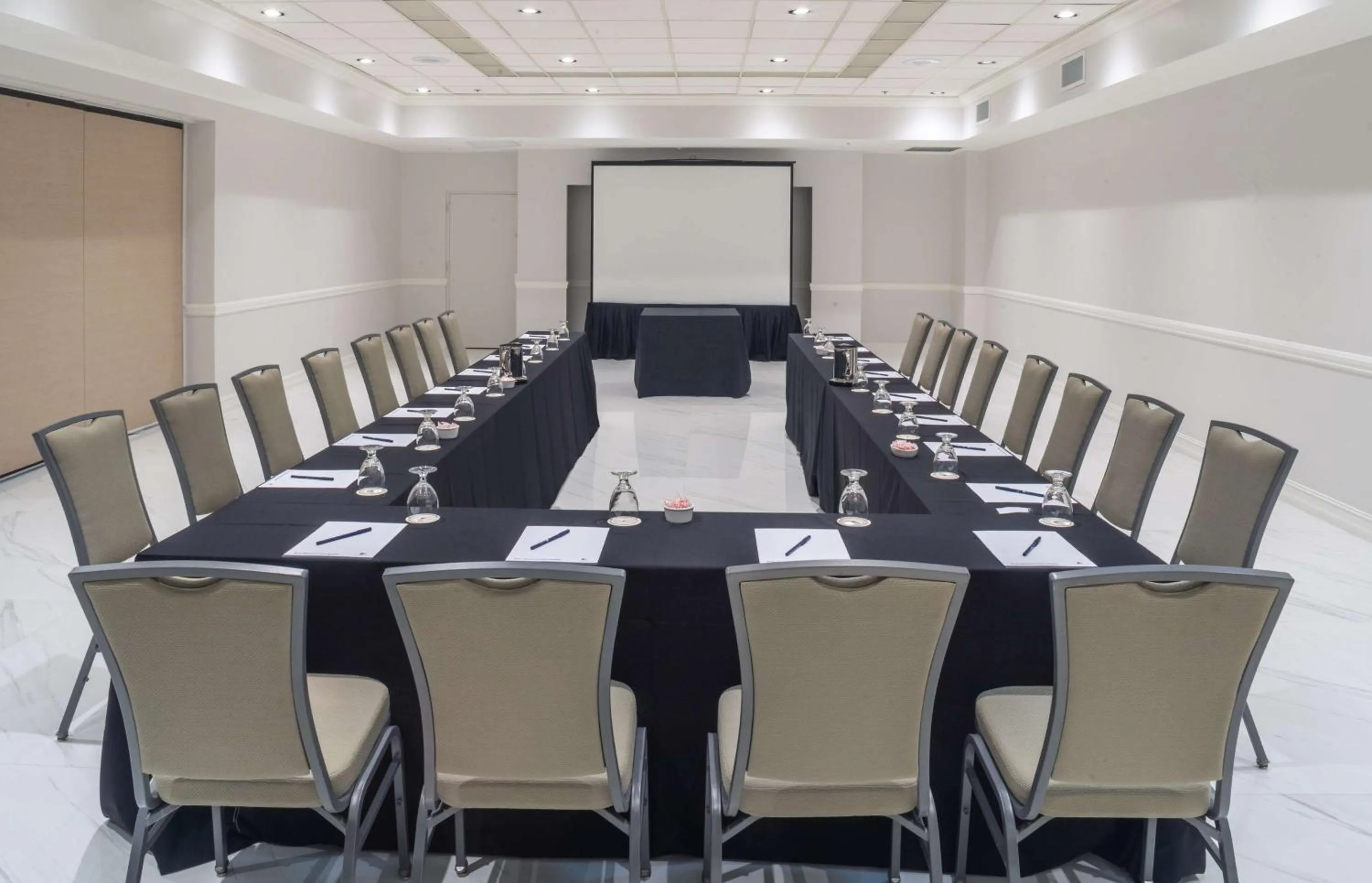 Meeting/conference room in DoubleTree by Hilton Grand Hotel Biscayne Bay