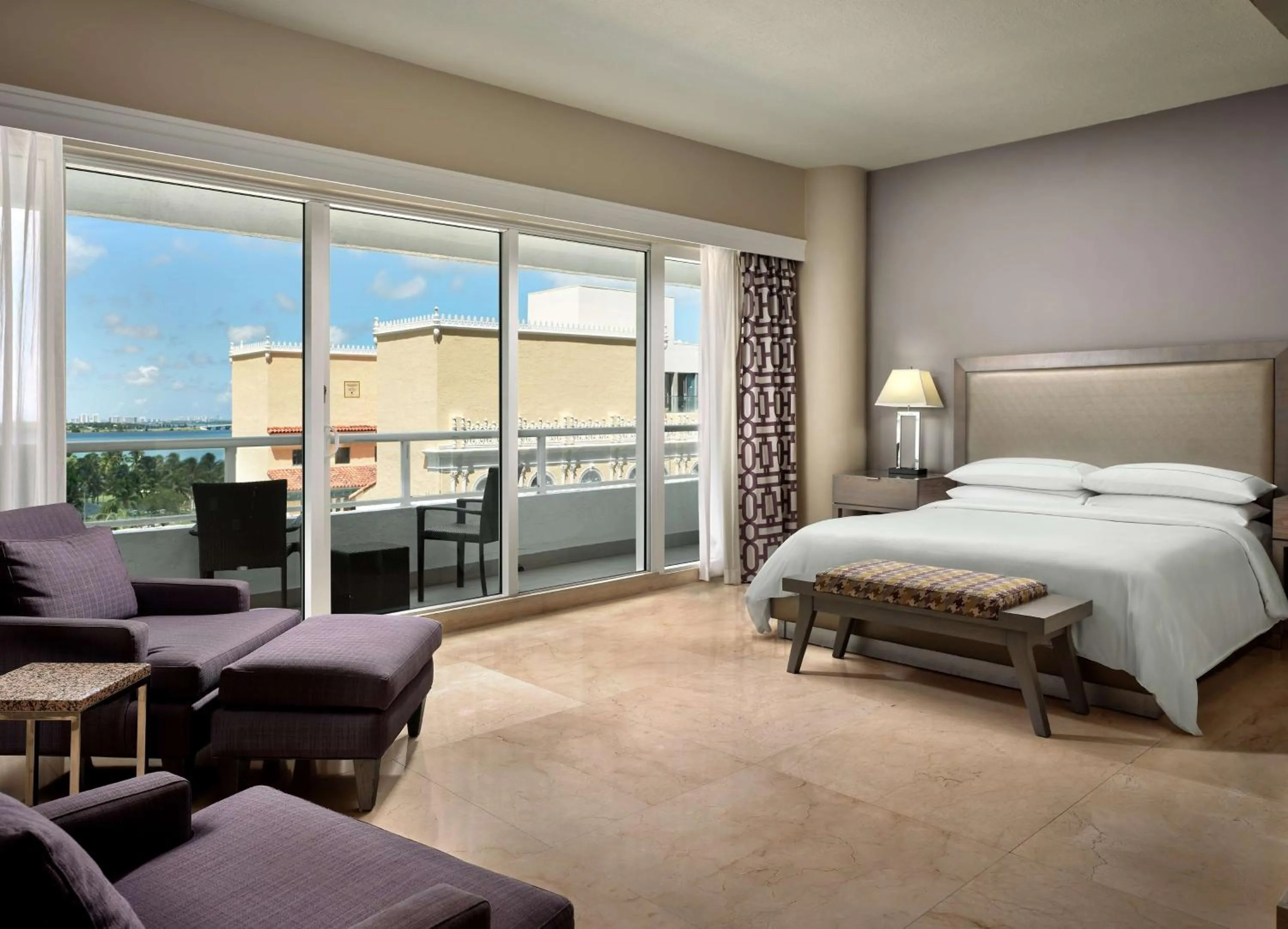 Bed in DoubleTree by Hilton Grand Hotel Biscayne Bay