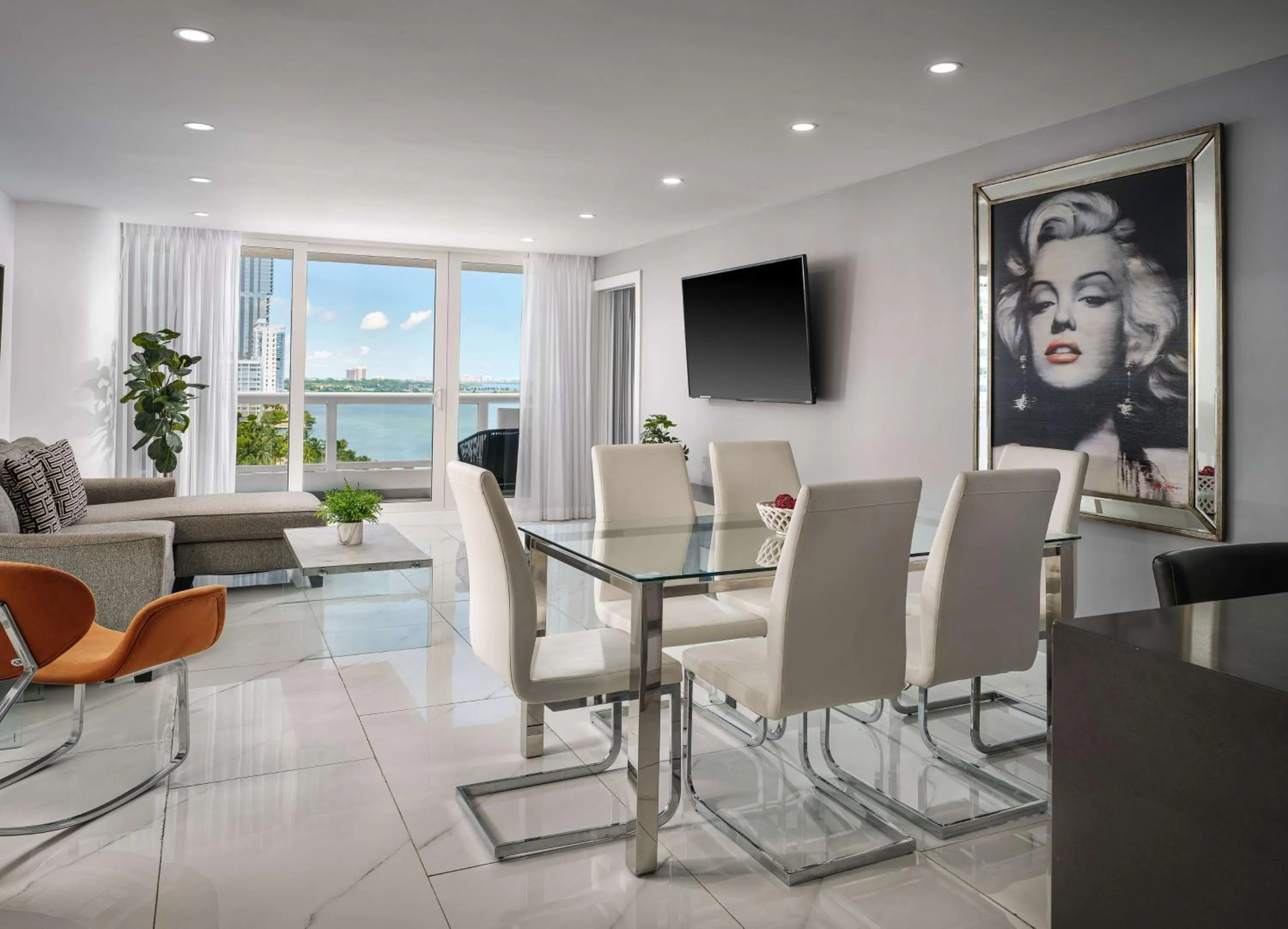 Living room in DoubleTree by Hilton Grand Hotel Biscayne Bay