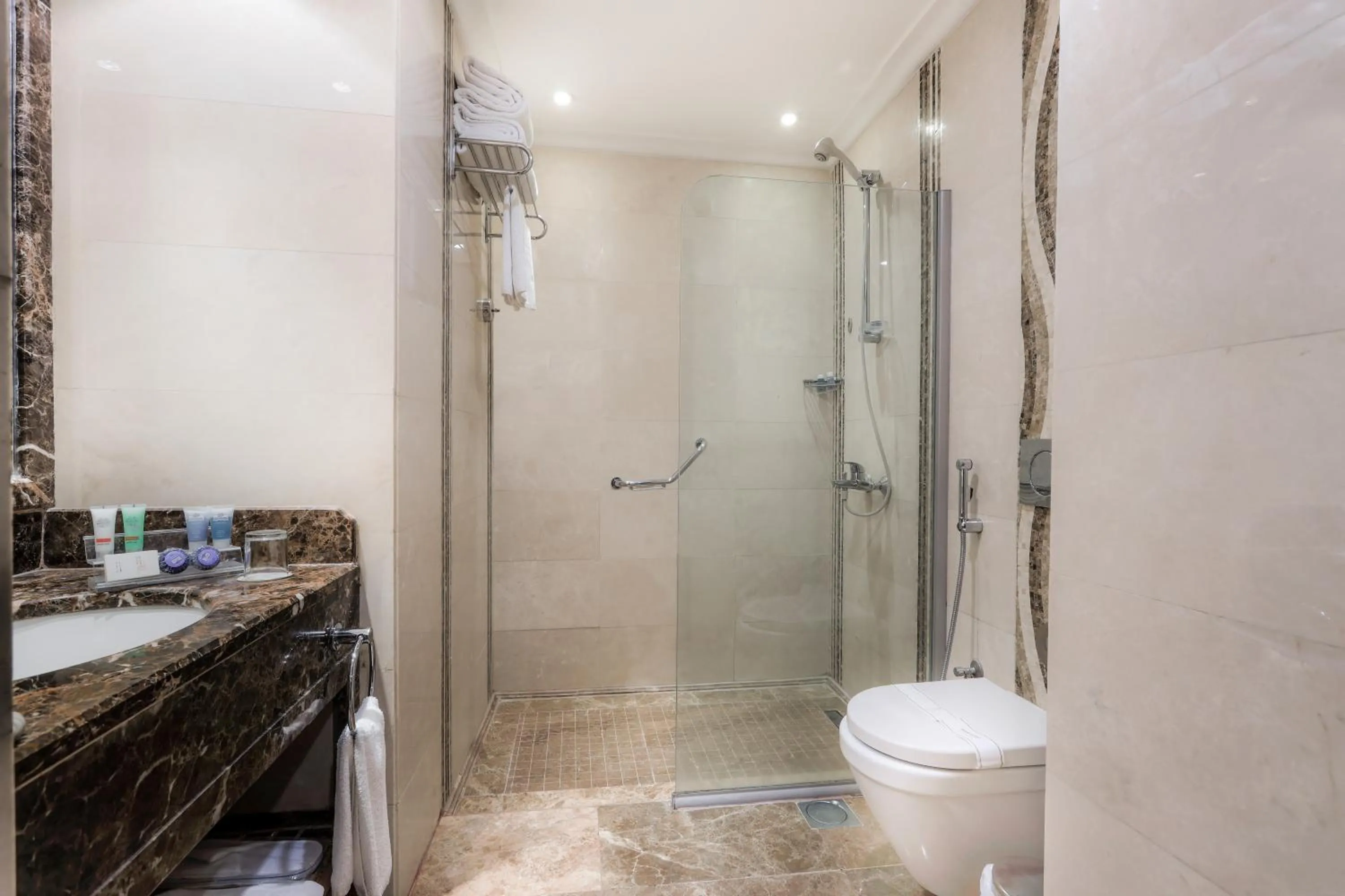 Bathroom in Elaf Kinda Hotel